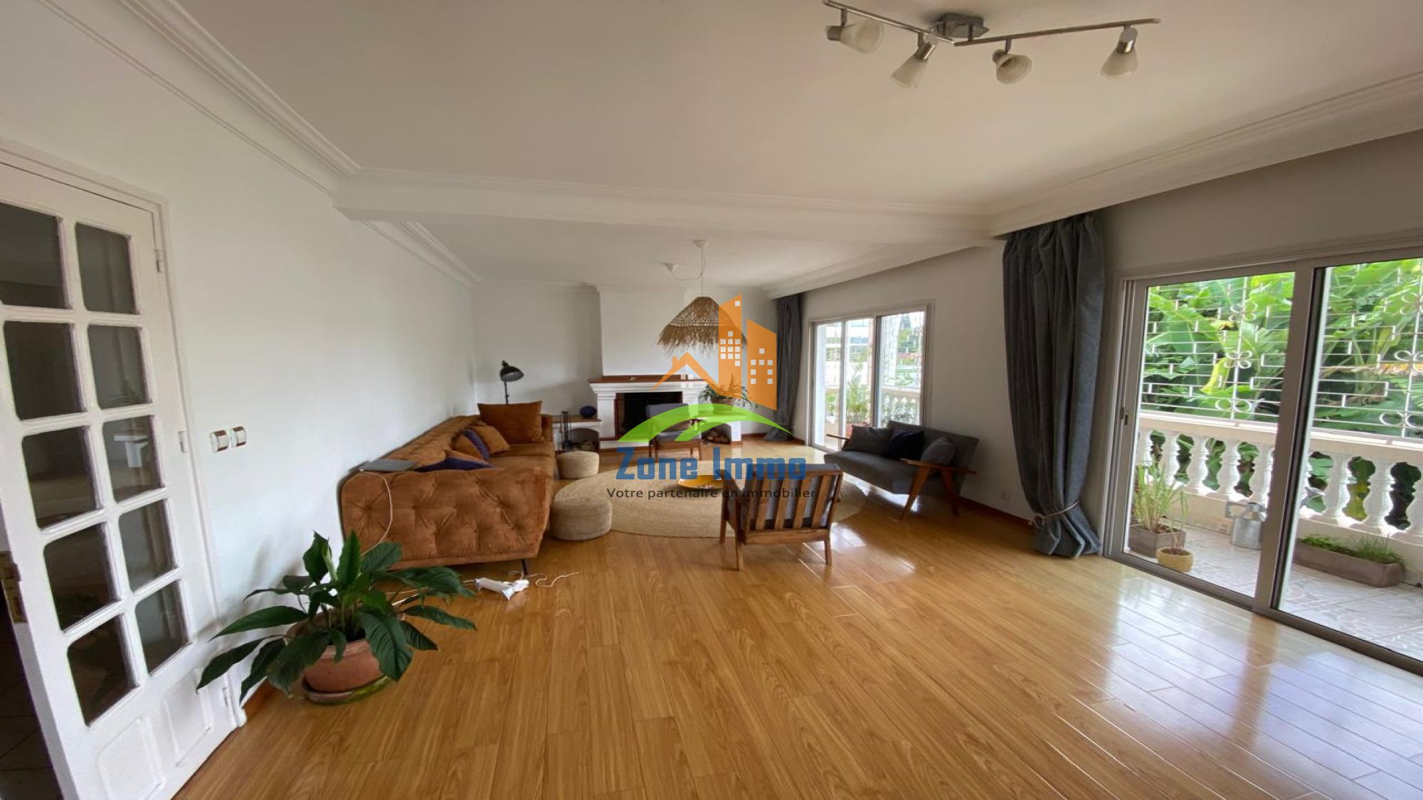 https://www.zoneimmo-mada.com/uploads/2022/12/15/a-louer-villa-a-etage-f6-au-bord-du-lac-a-ivandry-1745567142_1_85391_large.jpg