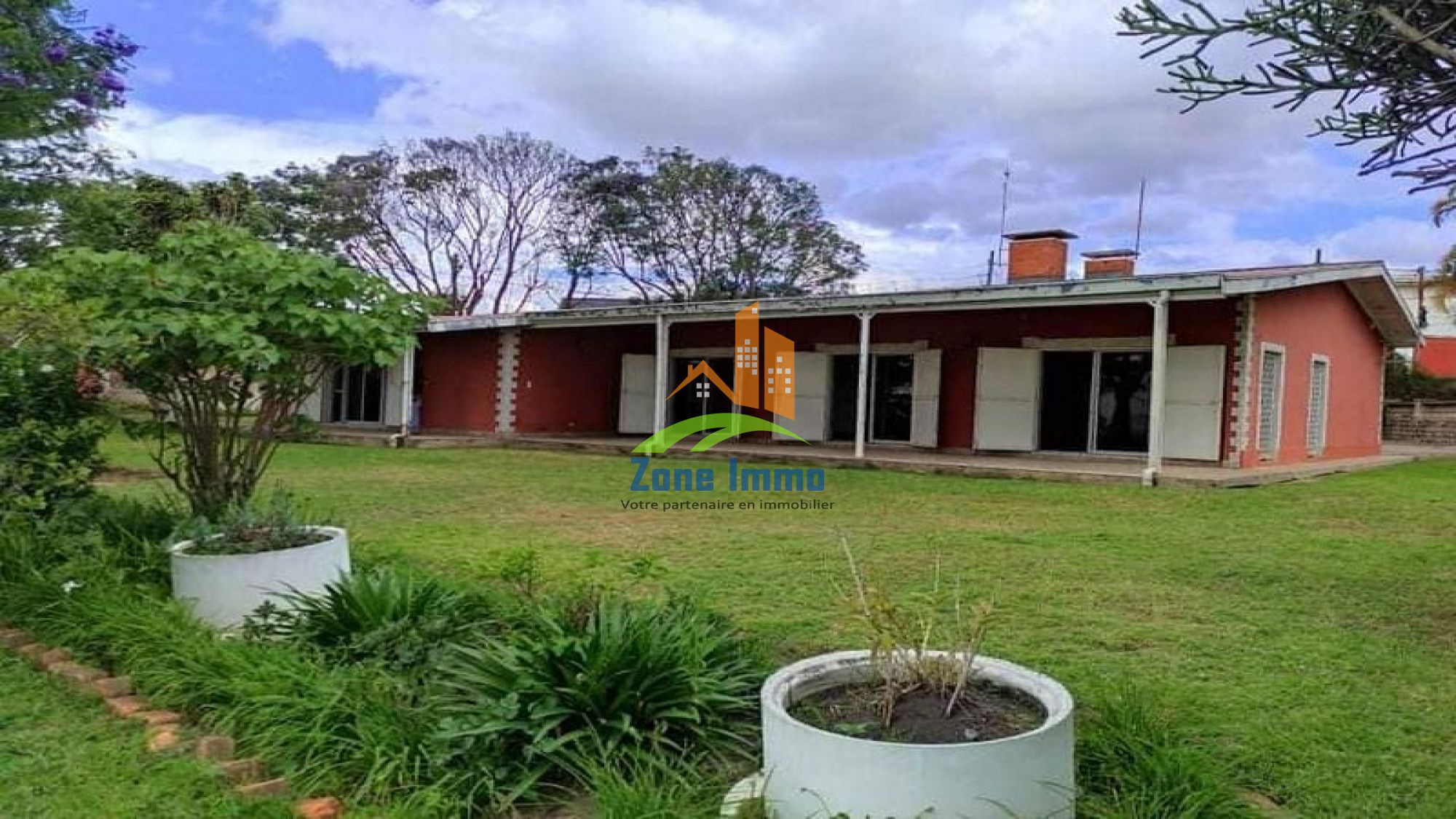 https://www.zoneimmo-mada.com/uploads/2023/01/05/a-louer-charmante-villa-basse-f7-a-ambatobe-1672908564_1_70539_large.jpg