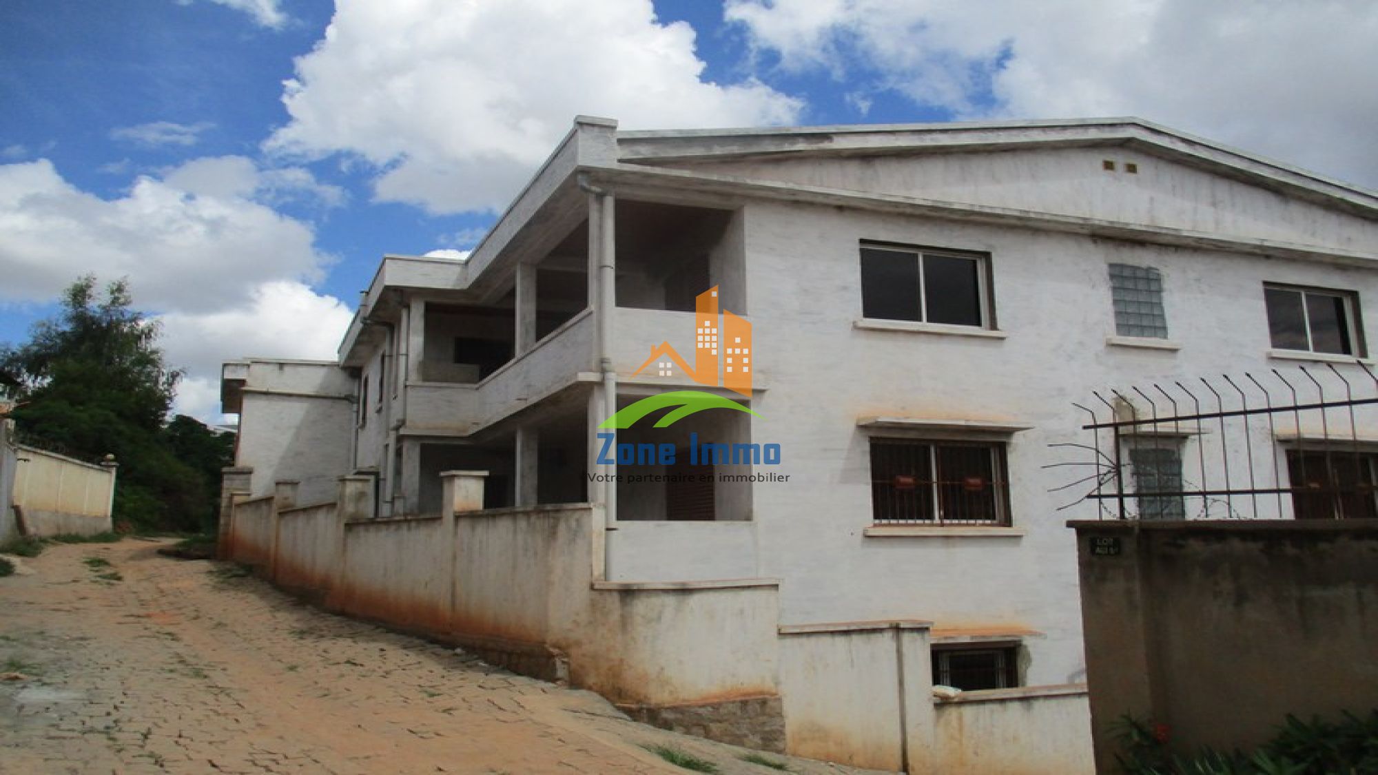 https://www.zoneimmo-mada.com/uploads/2023/02/23/a-vendre-immeuble-r-2-a-ambohitrarahaba-1677130185_1_18374_large.jpg