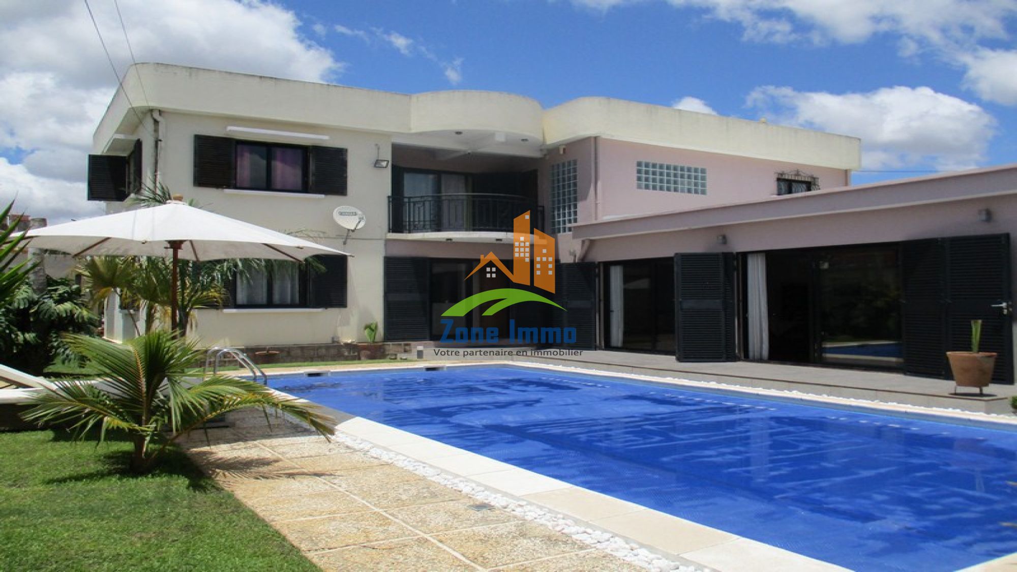 https://www.zoneimmo-mada.com/uploads/2023/02/28/a-louer-villa-a-etage-f7-avec-piscine-sur-1-500m-de-tanjombato-1677590434_1_85541_large.jpg