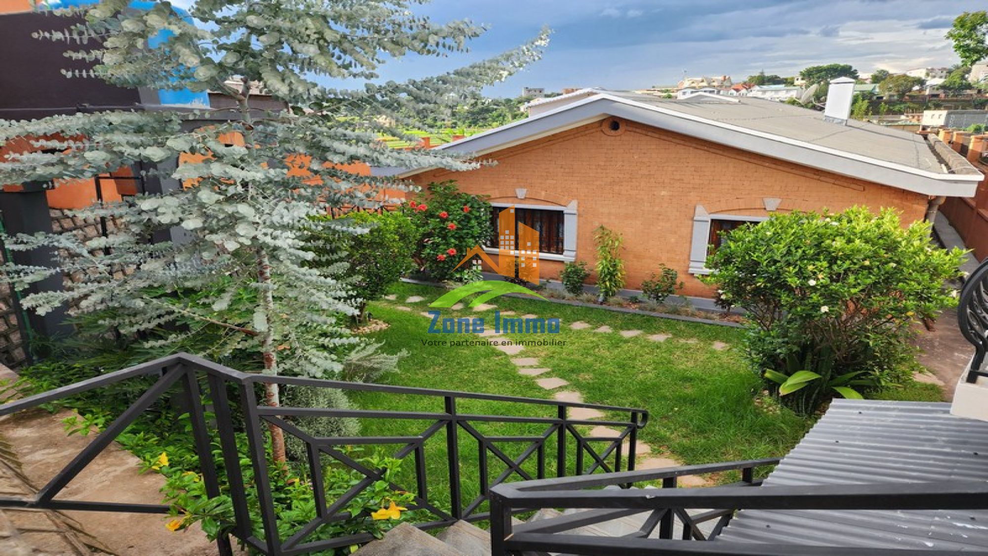 https://www.zoneimmo-mada.com/uploads/2023/03/20/a-louer-villa-basse-f4-meuble-une-f2-salle-ankadivory-talatamaty-1681380939_1_16168_large.jpg