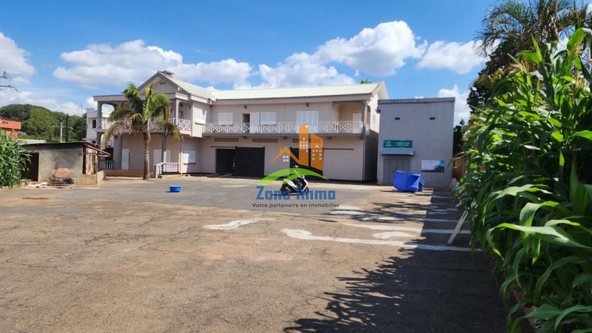 https://www.zoneimmo-mada.com/uploads/2023/04/04/a-louer-depots-de-250m-bureaux-a-mandrosoa-ivato-1706006244_1_81445_large.jpg