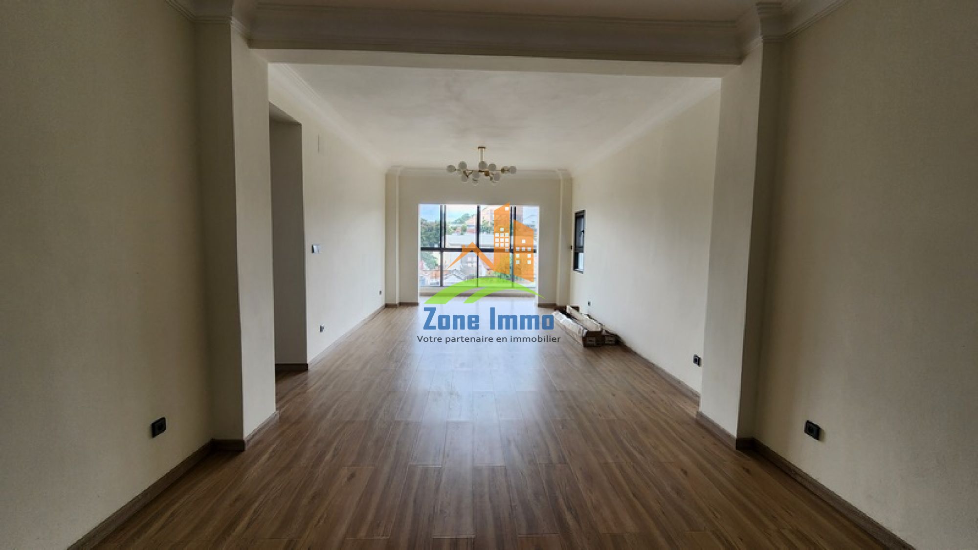 https://www.zoneimmo-mada.com/uploads/2023/04/12/a-vendre-appartement-t4-securise-avec-piscine-et-salle-talatamaty-1769571400_1_78170_large.jpg