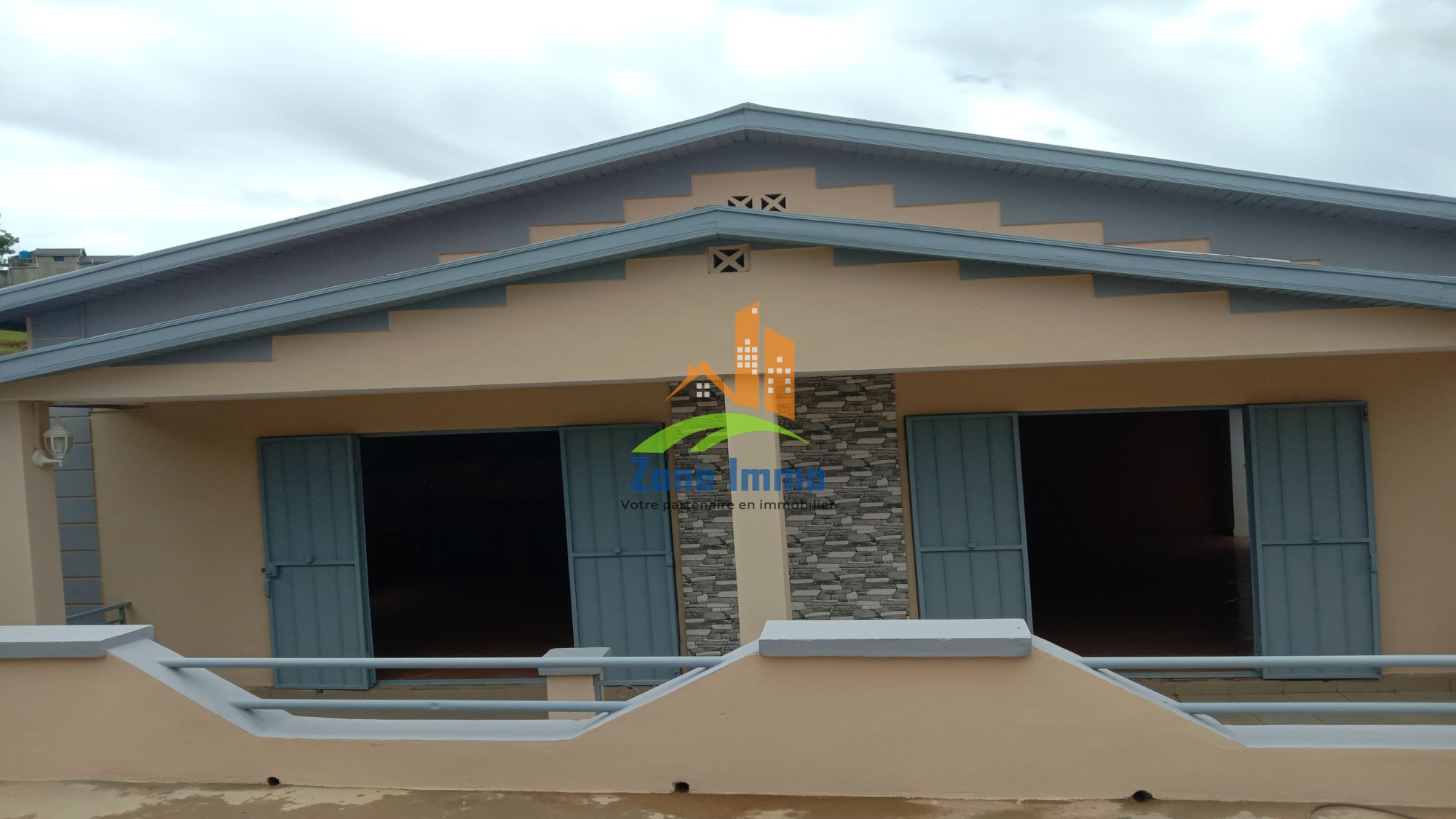 https://www.zoneimmo-mada.com/uploads/2023/04/18/a-louer-villa-basse-f4-a-iavoloha-1681802280_1_24478_large.jpg