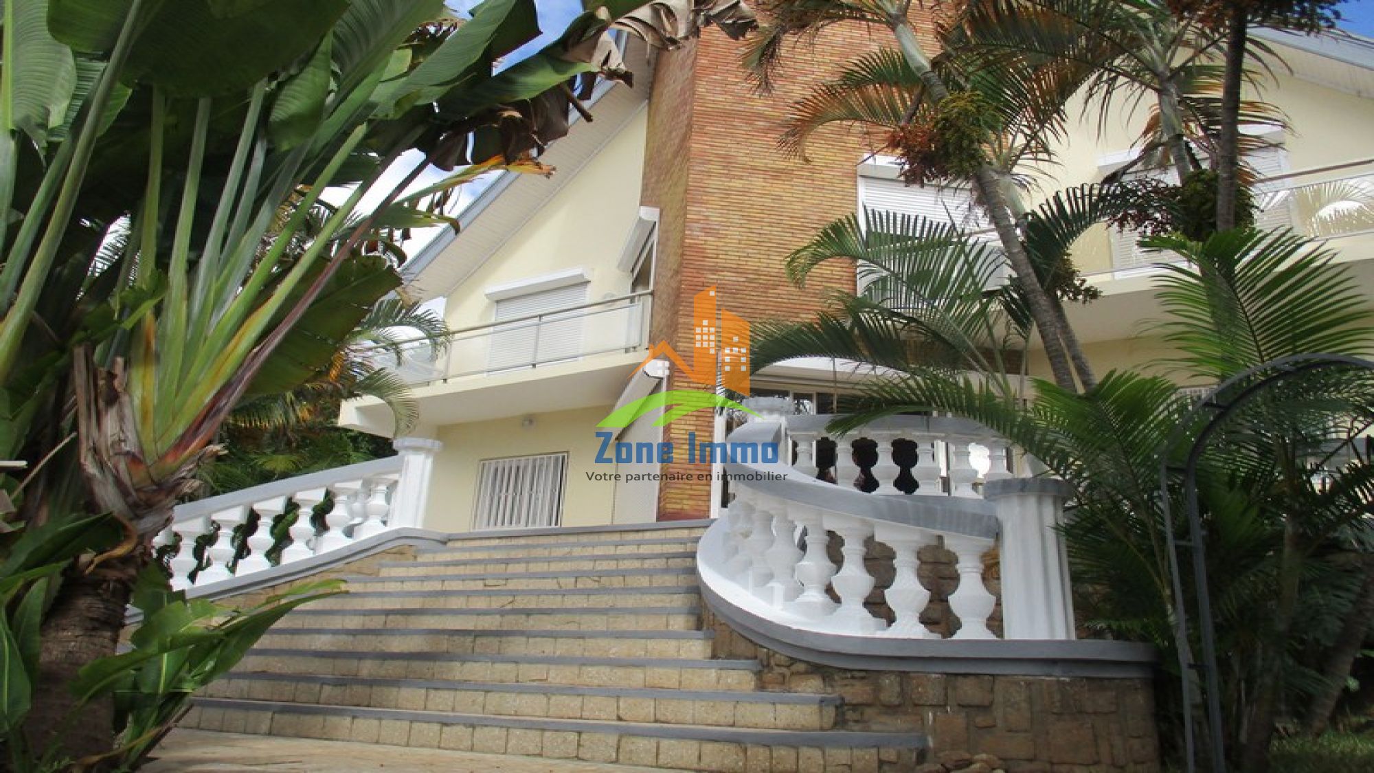 https://www.zoneimmo-mada.com/uploads/2023/04/19/a-louer-ravissante-villa-f6-a-02-etages-a-ankerana-1684328947_1_40407_large.jpg