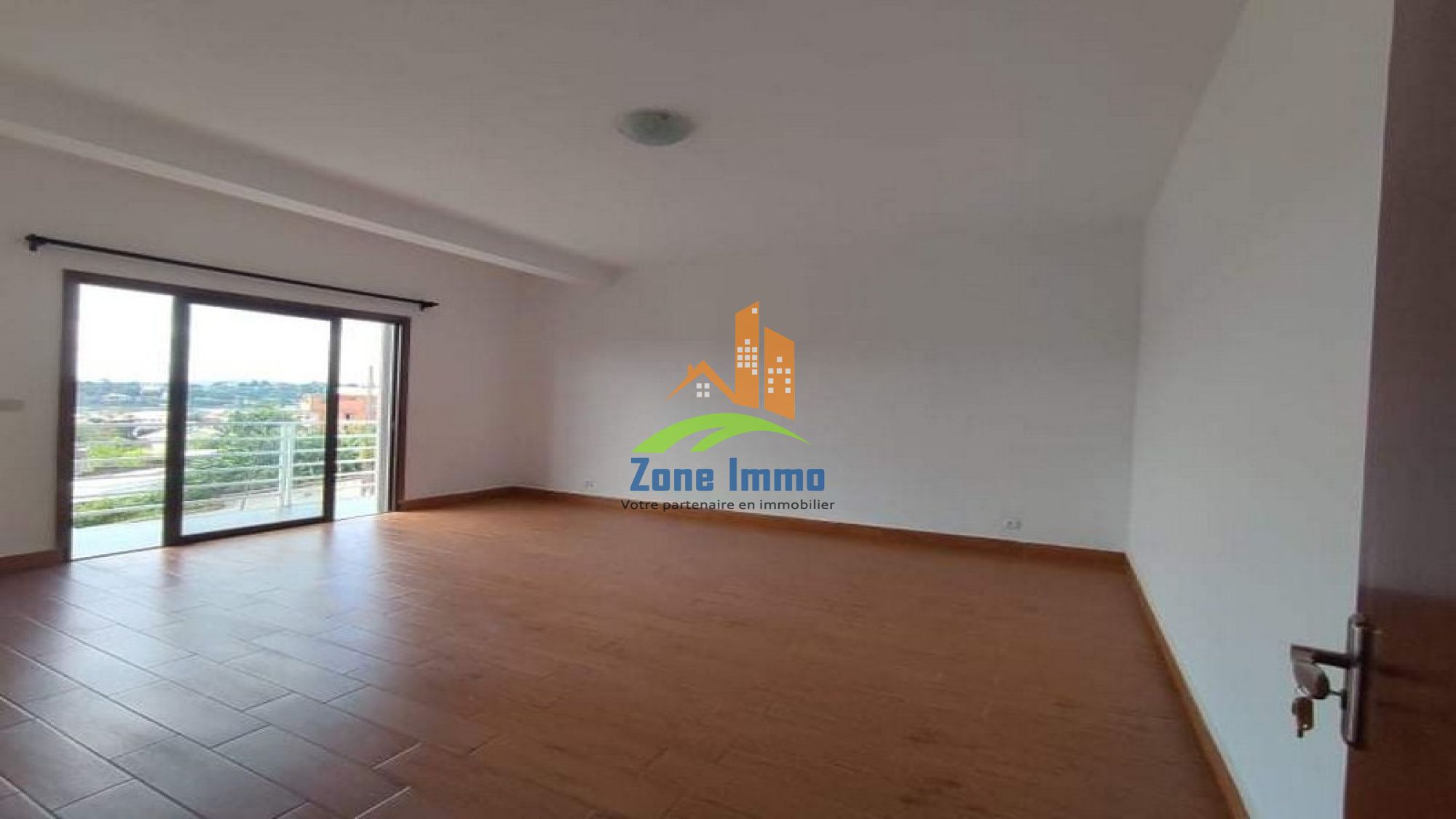 https://www.zoneimmo-mada.com/uploads/2023/05/17/a-louer-beaux-appartements-t3-a-ambatolampy-ambohibao-1684326882_1_34604_large.jpg