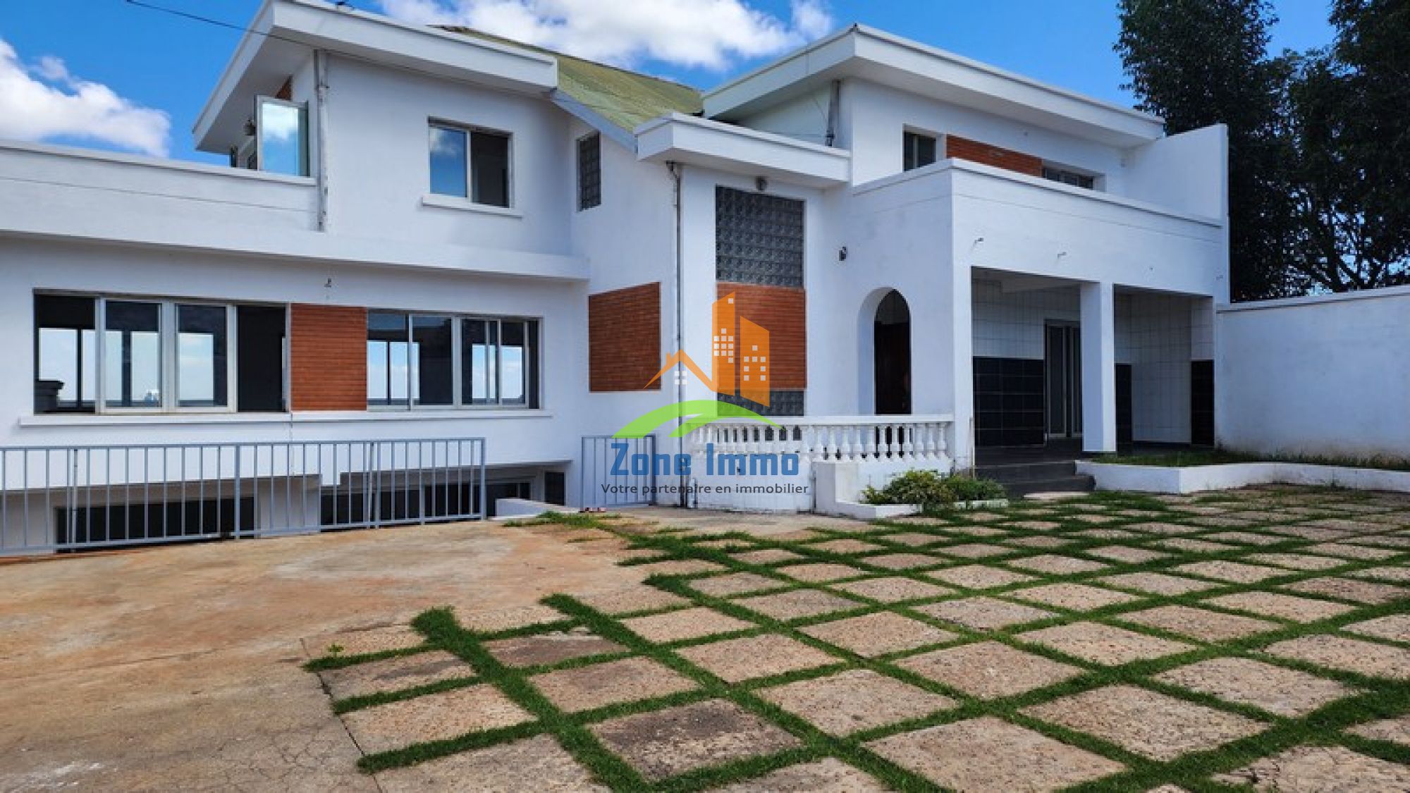 https://www.zoneimmo-mada.com/uploads/2023/06/27/a-louer-maison-a-etage-f10-a-usage-bureau-a-analamahitsy-1687882423_1_39042_large.jpg