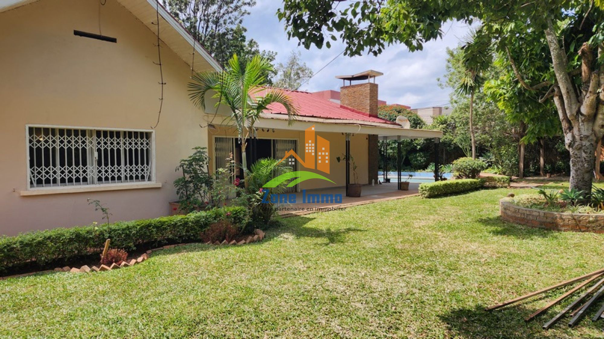 https://www.zoneimmo-mada.com/uploads/2023/07/20/a-louer-villa-basse-f5-avec-piscine-et-grand-jardin-a-pied-ambatobe-1709124496_1_95833_large.jpg