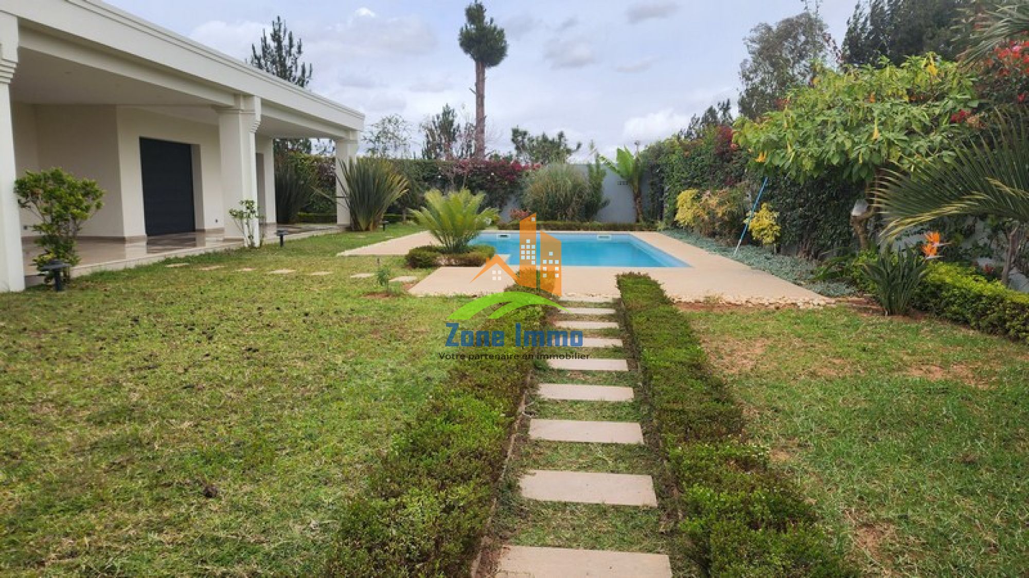 https://www.zoneimmo-mada.com/uploads/2023/08/04/a-louer-charmante-villa-f4-de-plain-pied-avec-piscine-a-ivato-1691482781_1_49592_large.jpg