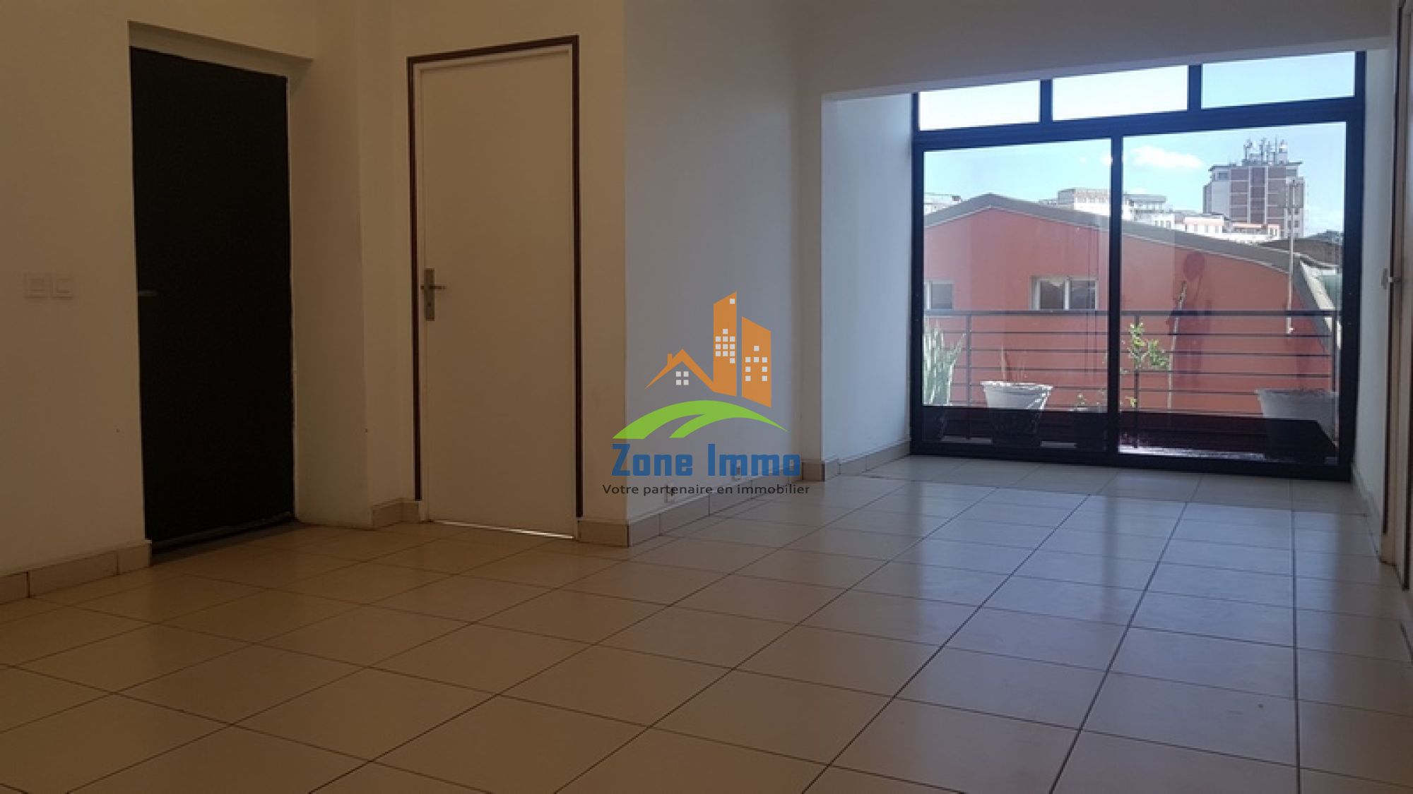 https://www.zoneimmo-mada.com/uploads/2023/09/19/a-louer-appartement-t4-de-120m-en-plein-centre-vil-behoririka-1759469697_1_30950_large.jpg