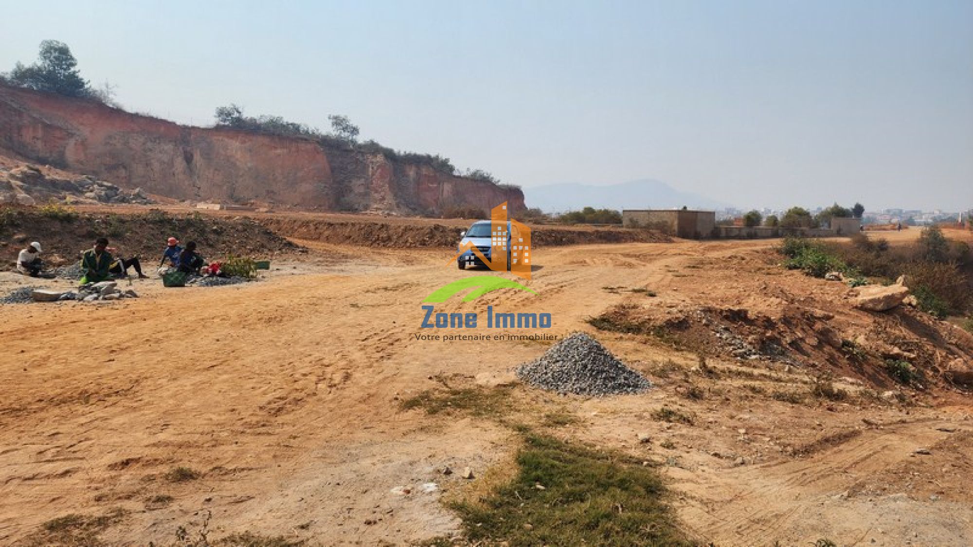 https://www.zoneimmo-mada.com/uploads/2023/10/12/a-vendre-grand-terrain-de-4ha-accessible-en-semi-r-anjomakely-1697102669_2_93859_large.jpg
