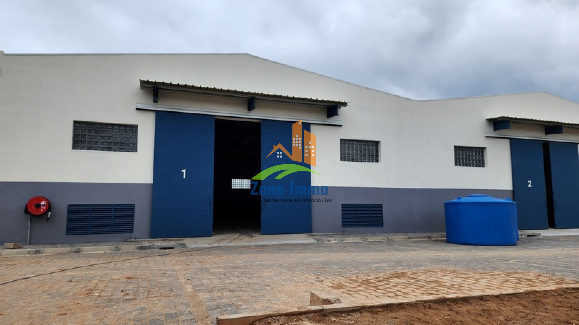 https://www.zoneimmo-mada.com/uploads/2024/01/14/a-louer-entrepots-au-choix-de-200m-390m-400m-et-de-600-soanierana-1706260881_1_96450_large.jpg