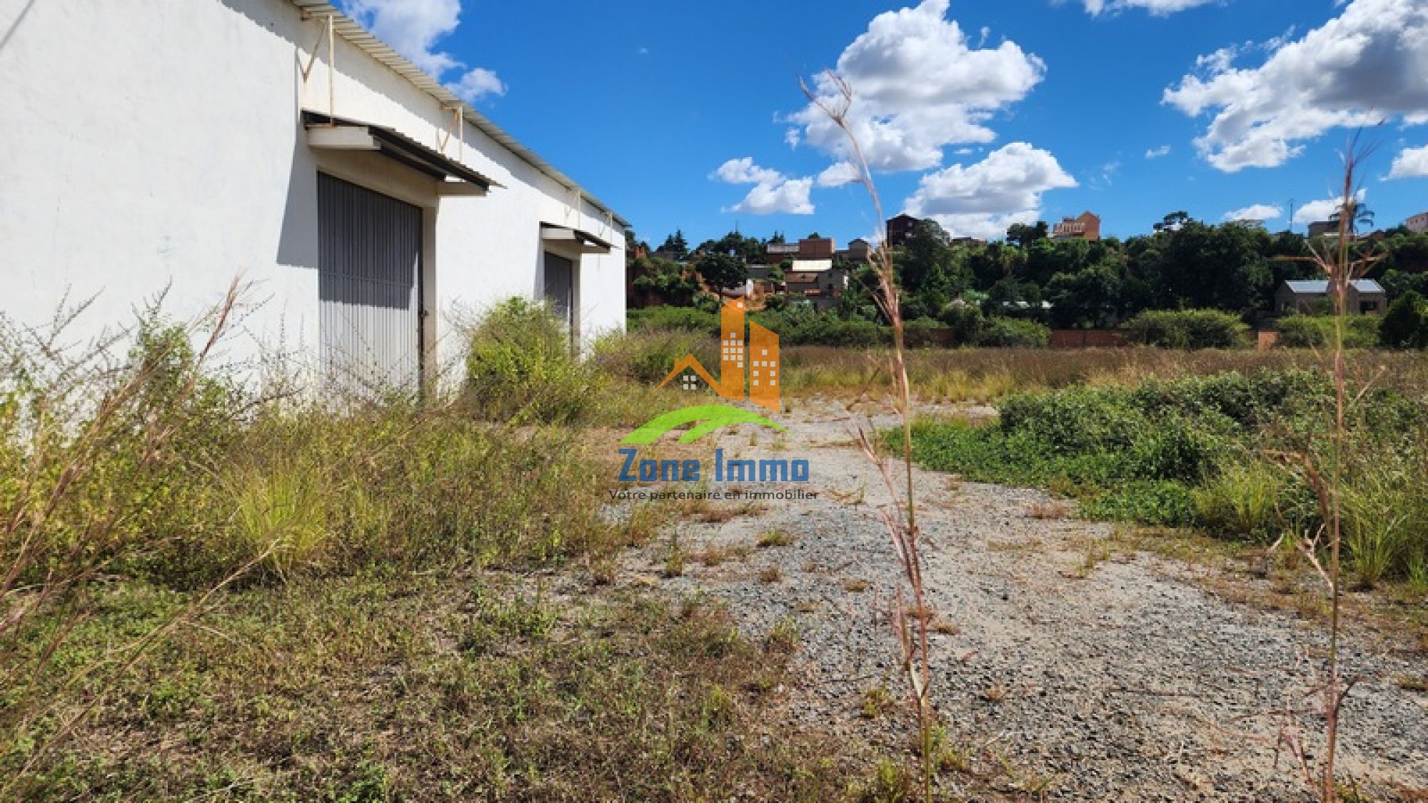 https://www.zoneimmo-mada.com/uploads/2024/05/03/a-vendre-propriete-de-2ha-et-demi-avec-depots-a-ambohimanambola-1714757960_1_45743_large.jpg