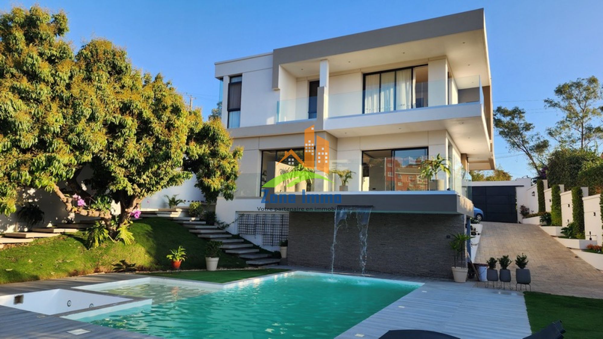https://www.zoneimmo-mada.com/uploads/2024/05/30/a-louer-villa-a-etage-f5-domotique-et-avec-piscine-a-ambatobe-1727467186_1_548_large.jpg