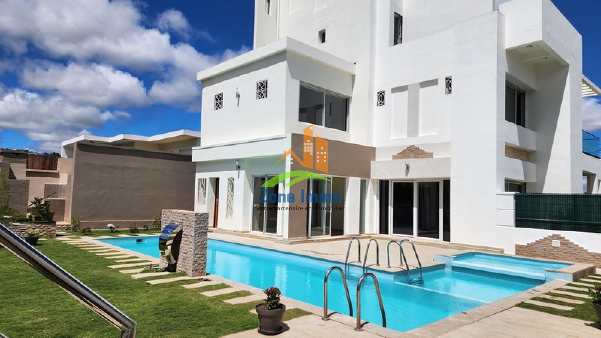https://www.zoneimmo-mada.com/uploads/2024/06/02/a-louer-villa-f6-avec-piscine-et-jardin-a-05min-a-pied-ambatobe-1743701834_1_60138_large.jpg