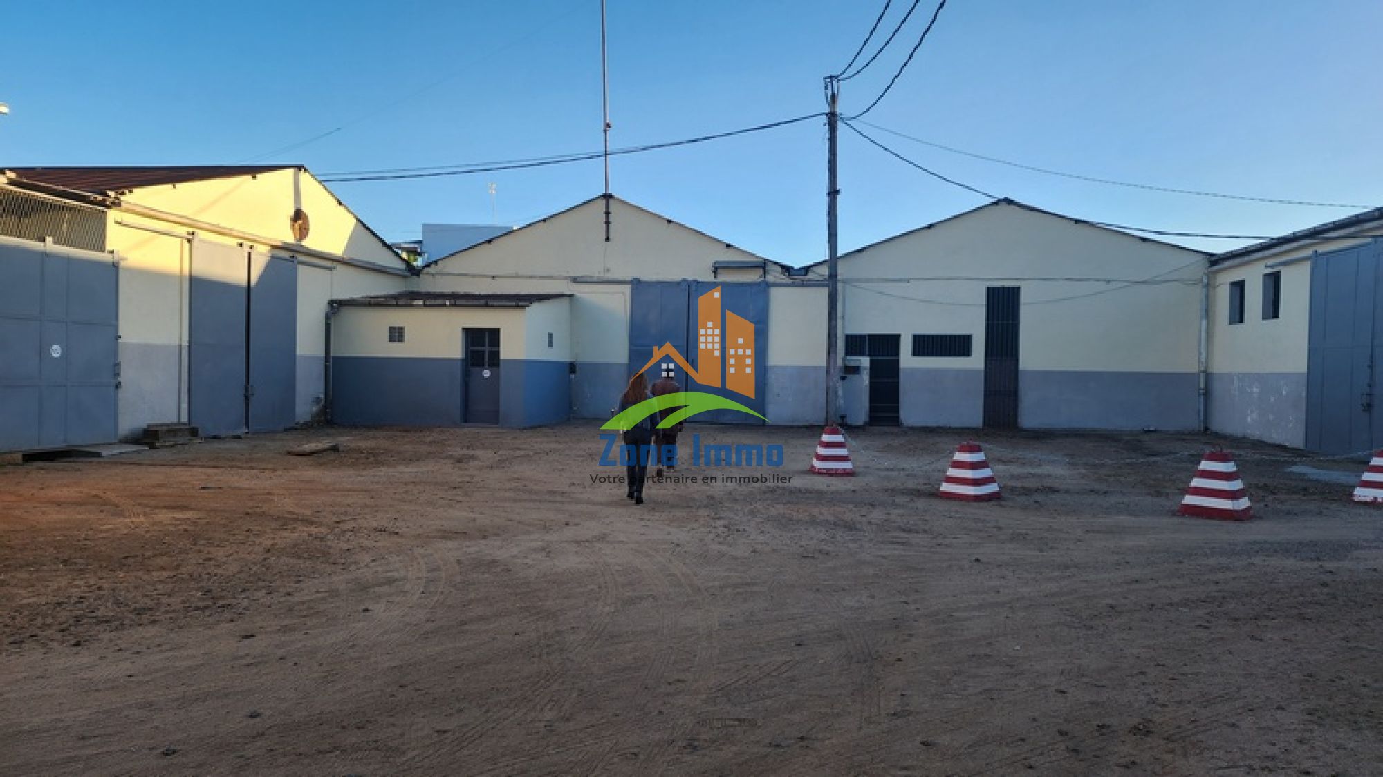 https://www.zoneimmo-mada.com/uploads/2024/06/04/a-louer-entrepot-de-plain-pied-de-640m-a-andraharo-1717535331_1_85280_large.jpg