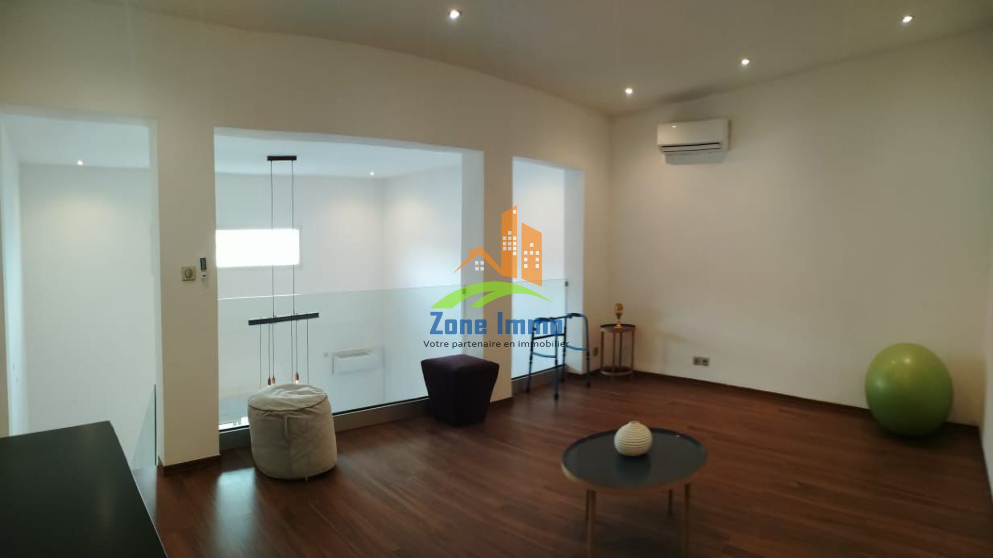 https://www.zoneimmo-mada.com/uploads/2024/07/22/a-louer-bel-appartement-t4-semi-meuble-en-duplex-a-ambatobe-1757313159_1_92088_large.jpeg