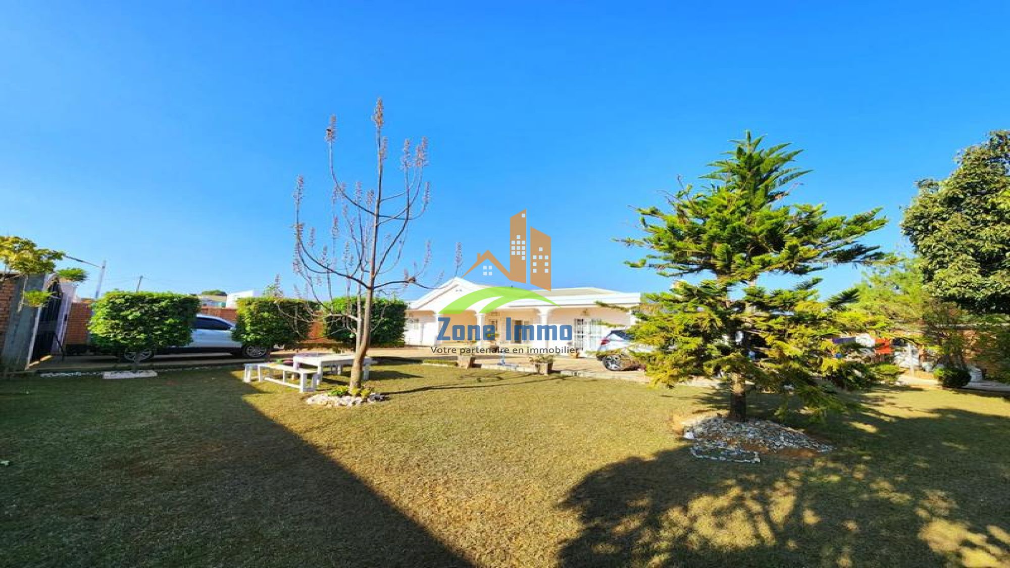 https://www.zoneimmo-mada.com/uploads/2024/08/05/a-louer-magnifique-villa-basse-f5-avec-gra-ambatolampy-tsimahafotsy-1722857966_1_22939_large.jpg