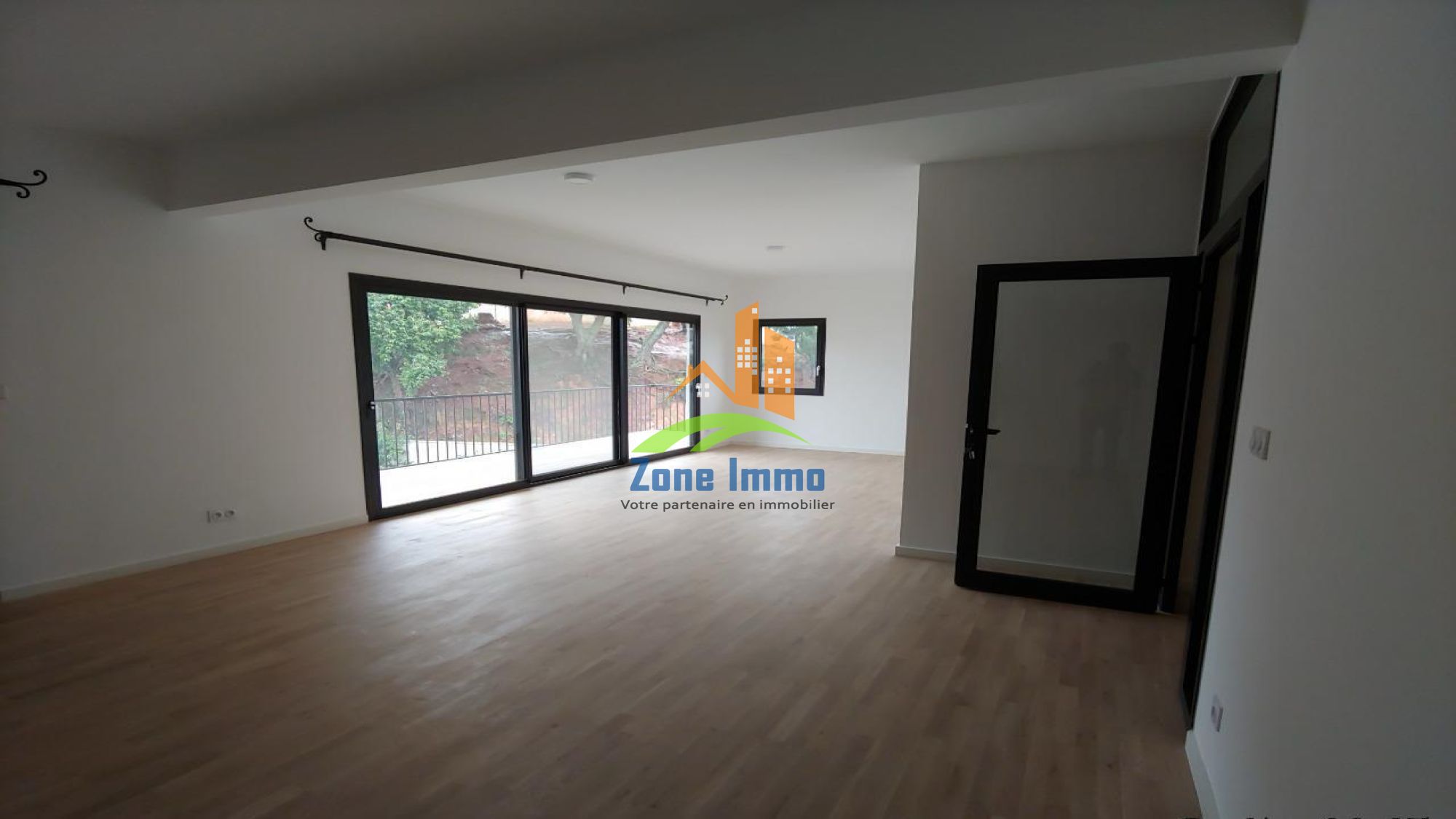 https://www.zoneimmo-mada.com/uploads/2024/08/29/a-vendre-appartement-t4-de-200m-sur-ankorondrano-1724922578_1_82288_large.jpg