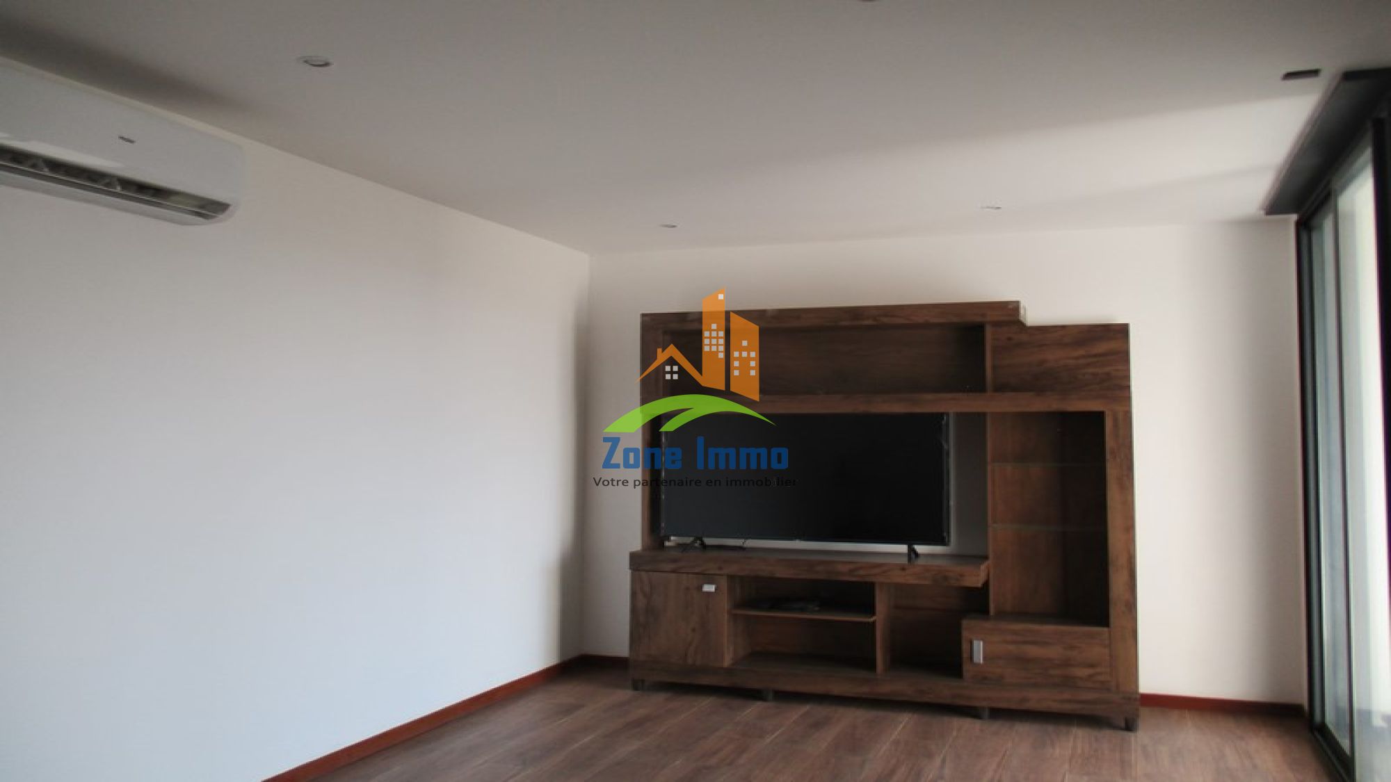 https://www.zoneimmo-mada.com/uploads/2024/09/21/a-louer-appartements-t3-meubles-avec-acces-piscine-a-anosizato-1727951315_1_52554_large.jpg