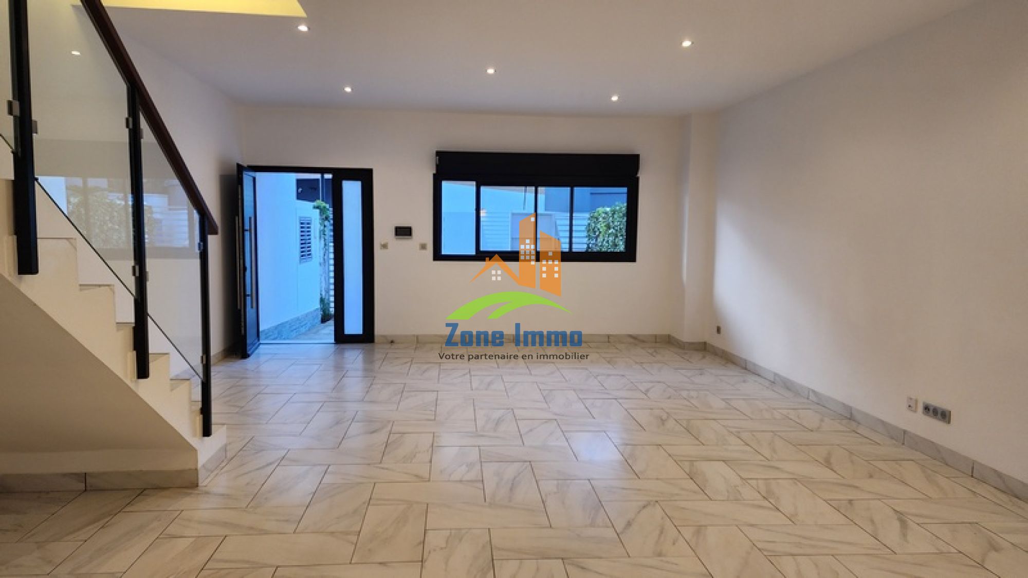 https://www.zoneimmo-mada.com/uploads/2024/09/27/a-louer-maison-mitoyenne-f5-en-triplex-avec-piscine-proche-androhibe-1727466117_1_84856_large.jpg