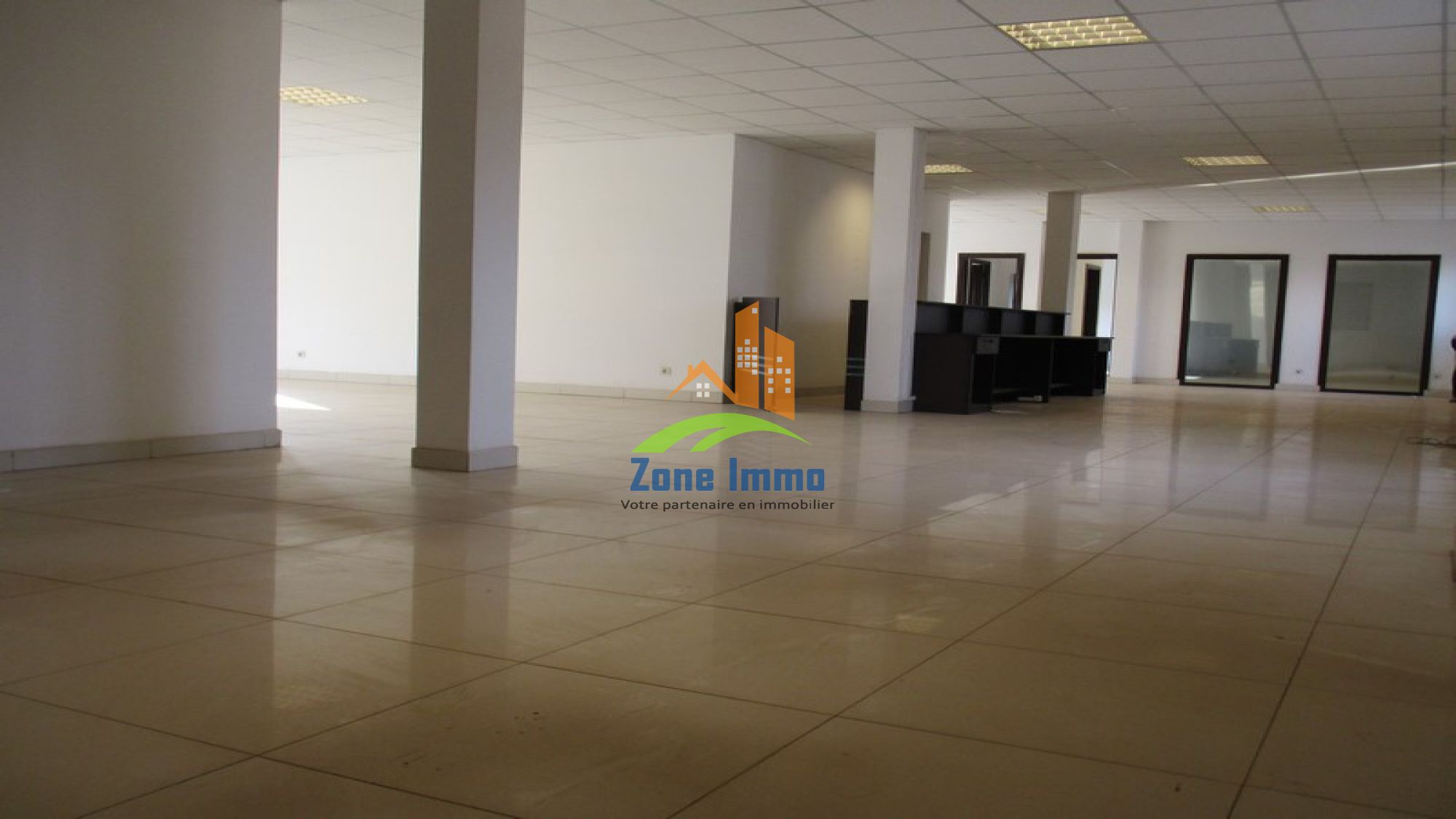 https://www.zoneimmo-mada.com/uploads/2024/10/23/a-louer-locaux-professionnels-de-200m-au-choix-sur-ambohimiandra-1729690054_1_91366_large.jpg