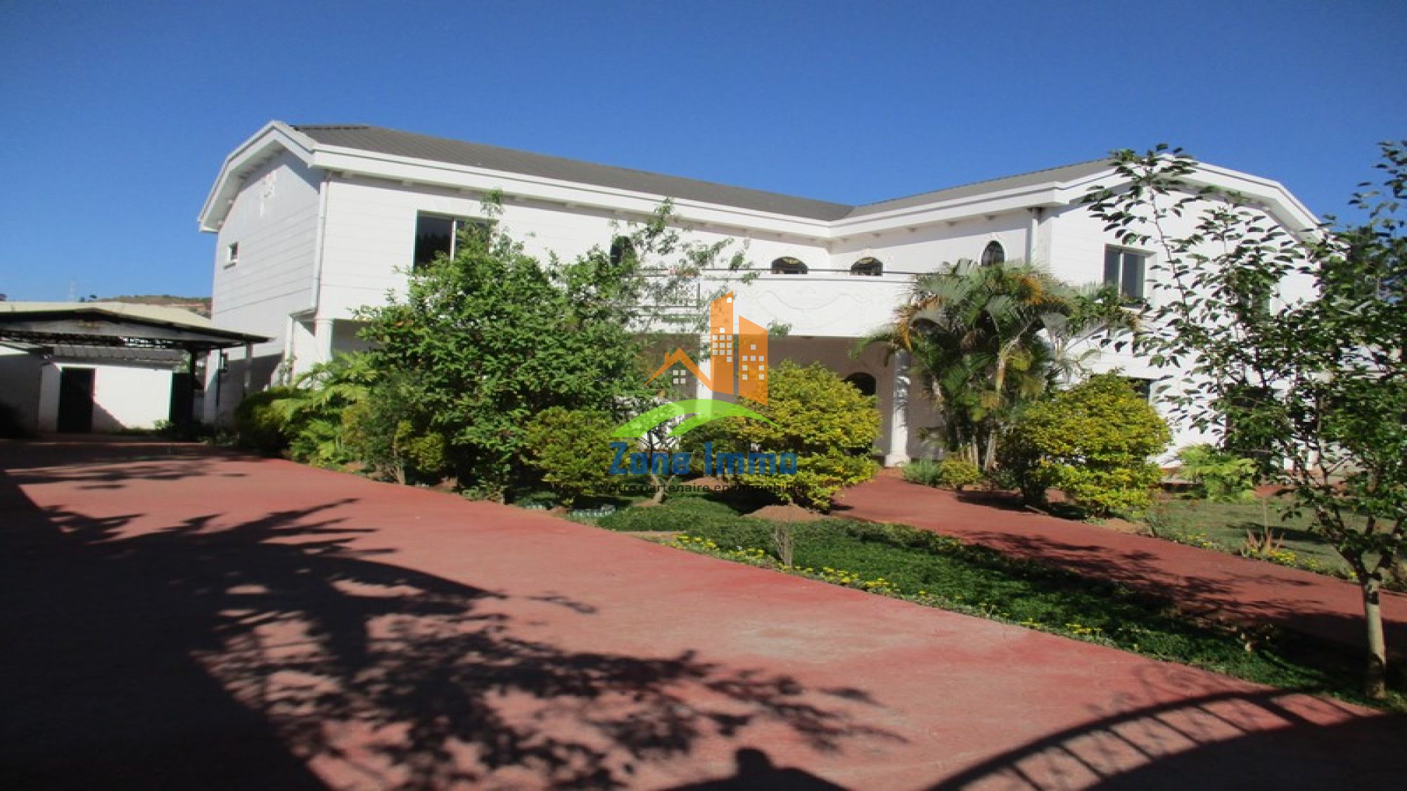 https://www.zoneimmo-mada.com/uploads/2024/10/26/a-louer-villa-a-etage-f6-semi-meublee-a-pied-du-lft-a-ambatobe-1753815377_1_32861_large.jpg