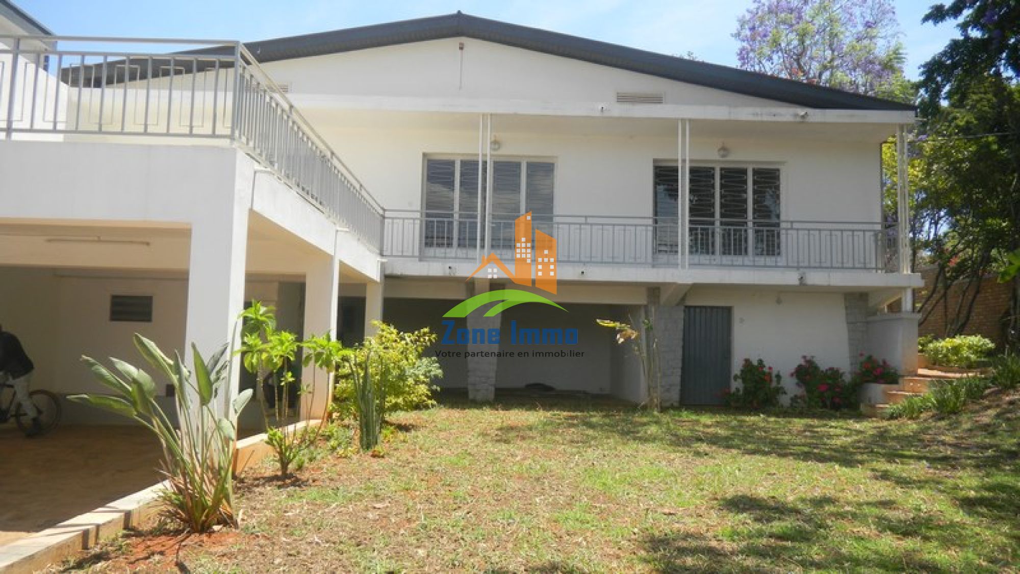 https://www.zoneimmo-mada.com/uploads/2024/10/26/a-louer-villa-f5-avec-jardin-a-androhibe-1778659626_1_22664_large.jpg