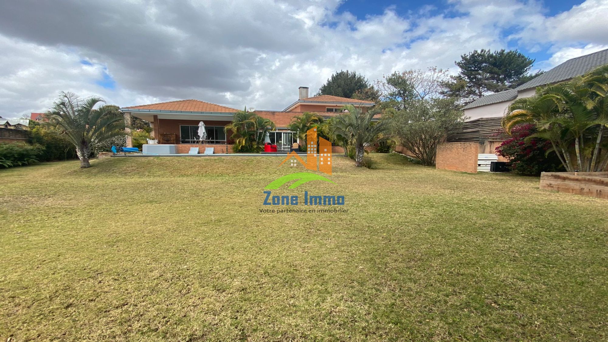 https://www.zoneimmo-mada.com/uploads/2024/11/09/a-louer-villa-f6-avec-piscine-chauffee-et-grand-jardin-sur-ivato-1731137459_1_68025_large.jpg
