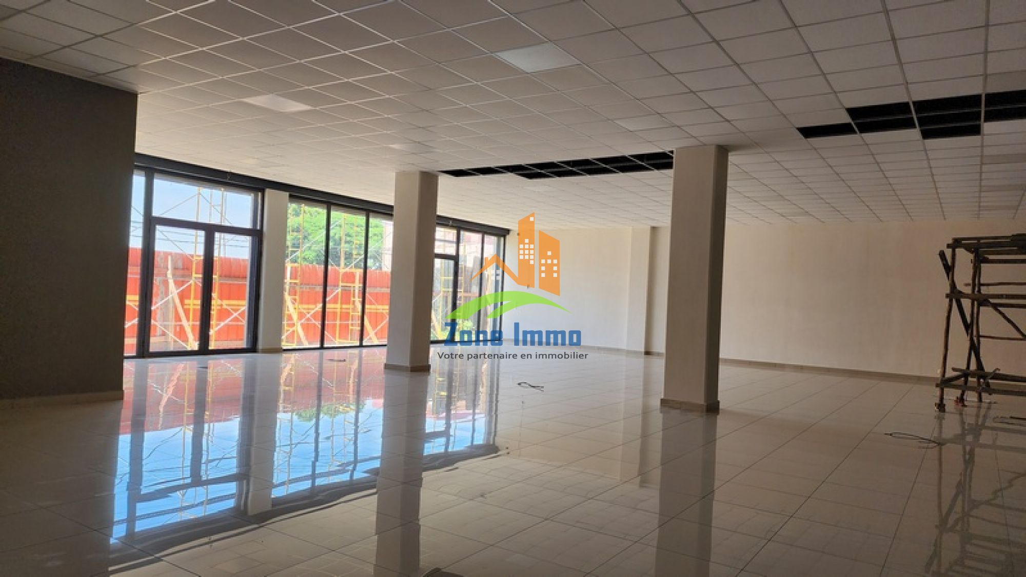 https://www.zoneimmo-mada.com/uploads/2024/12/04/a-louer-showroom-bureau-magasin-de-400m-et-de-980m-pres-d-alarobia-1735292678_1_92740_large.jpg