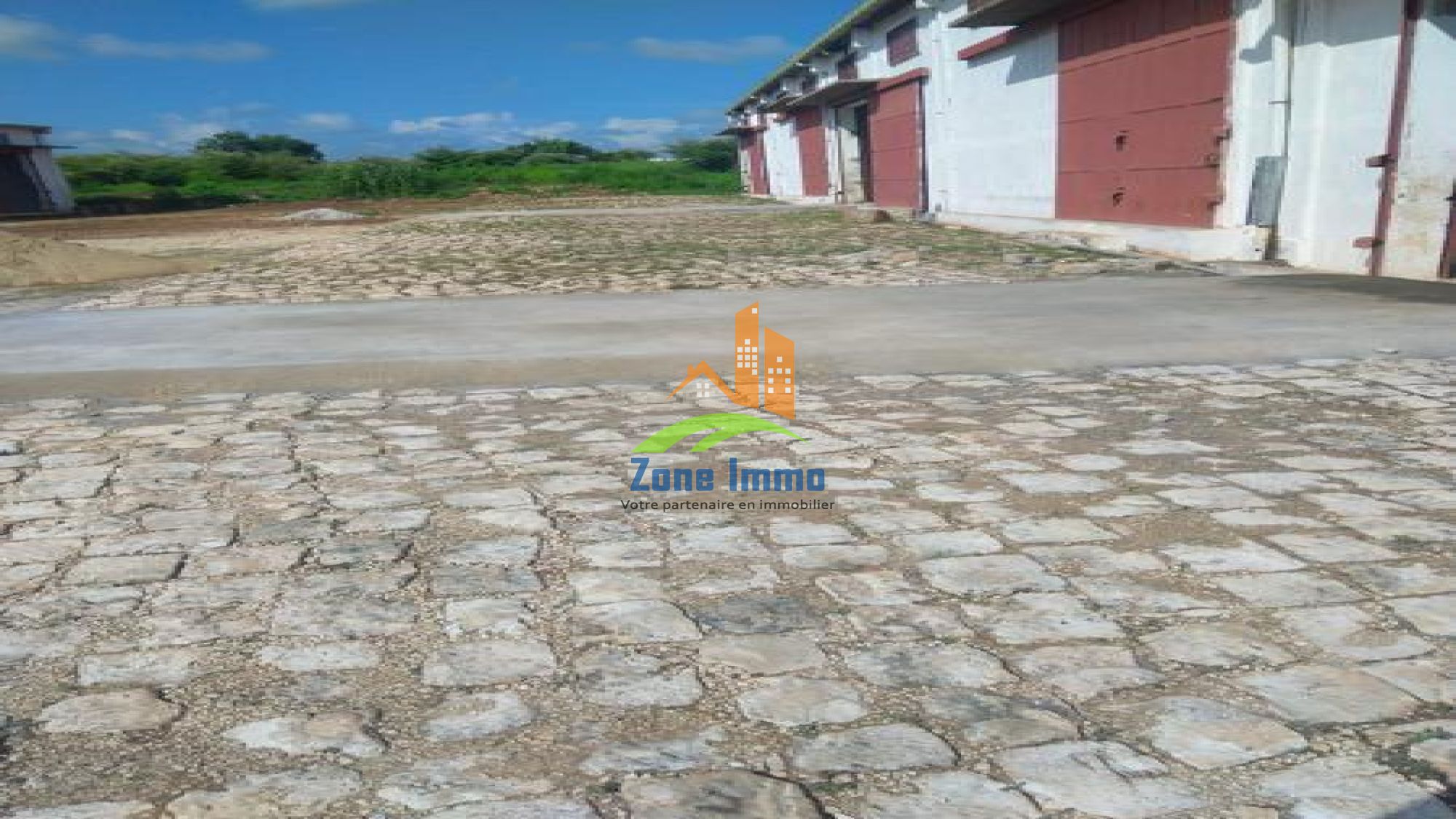 https://www.zoneimmo-mada.com/uploads/2024/12/10/a-louer-entrepots-de-500m-de-plain-pied-mahajanga-1733813075_1_5571_large.jpg