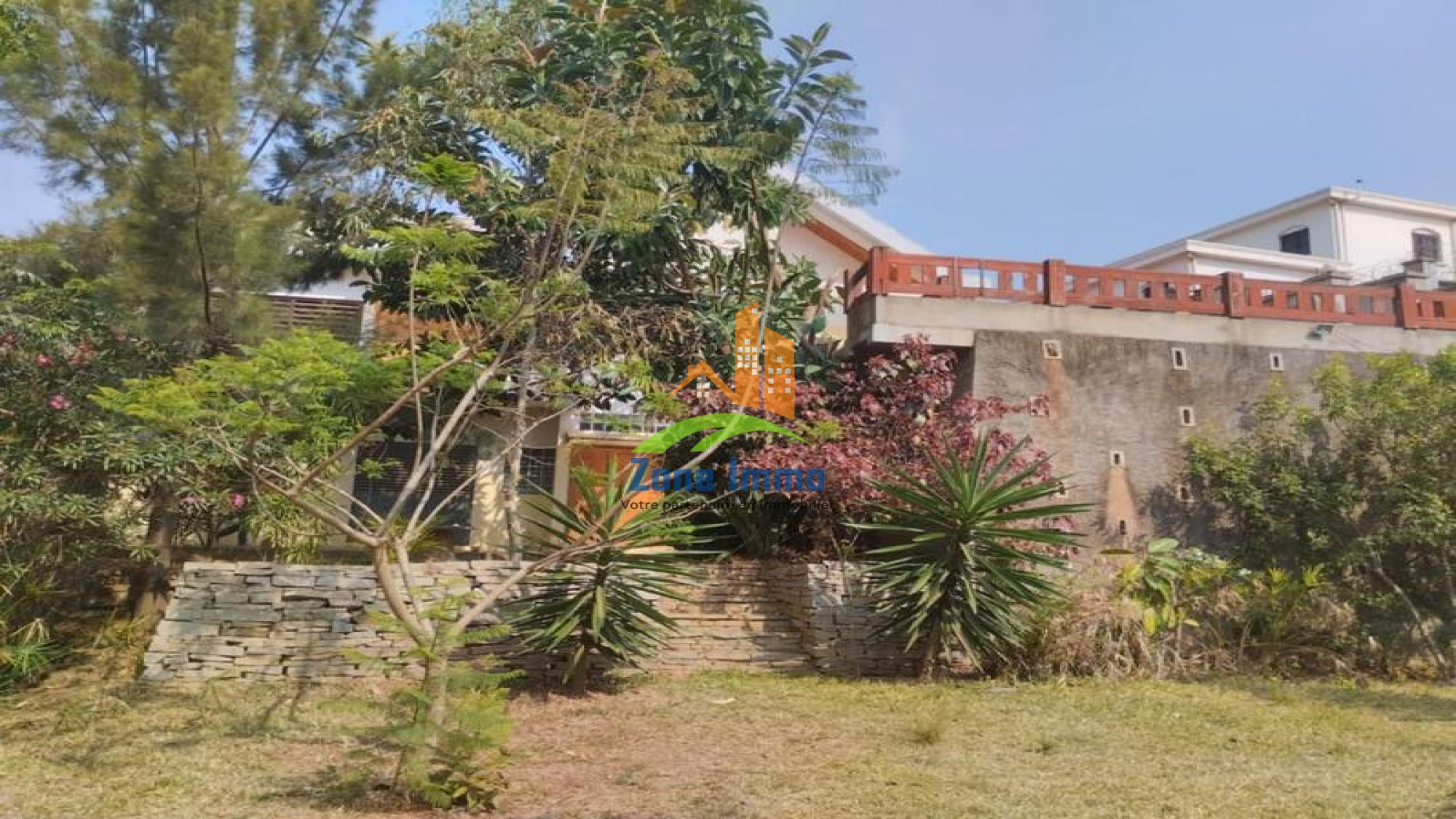 https://www.zoneimmo-mada.com/uploads/2024/12/10/a-louer-villa-a-etage-f6-avec-jardin-a-ambohidratrimo-1733812448_1_91428_large.jpg