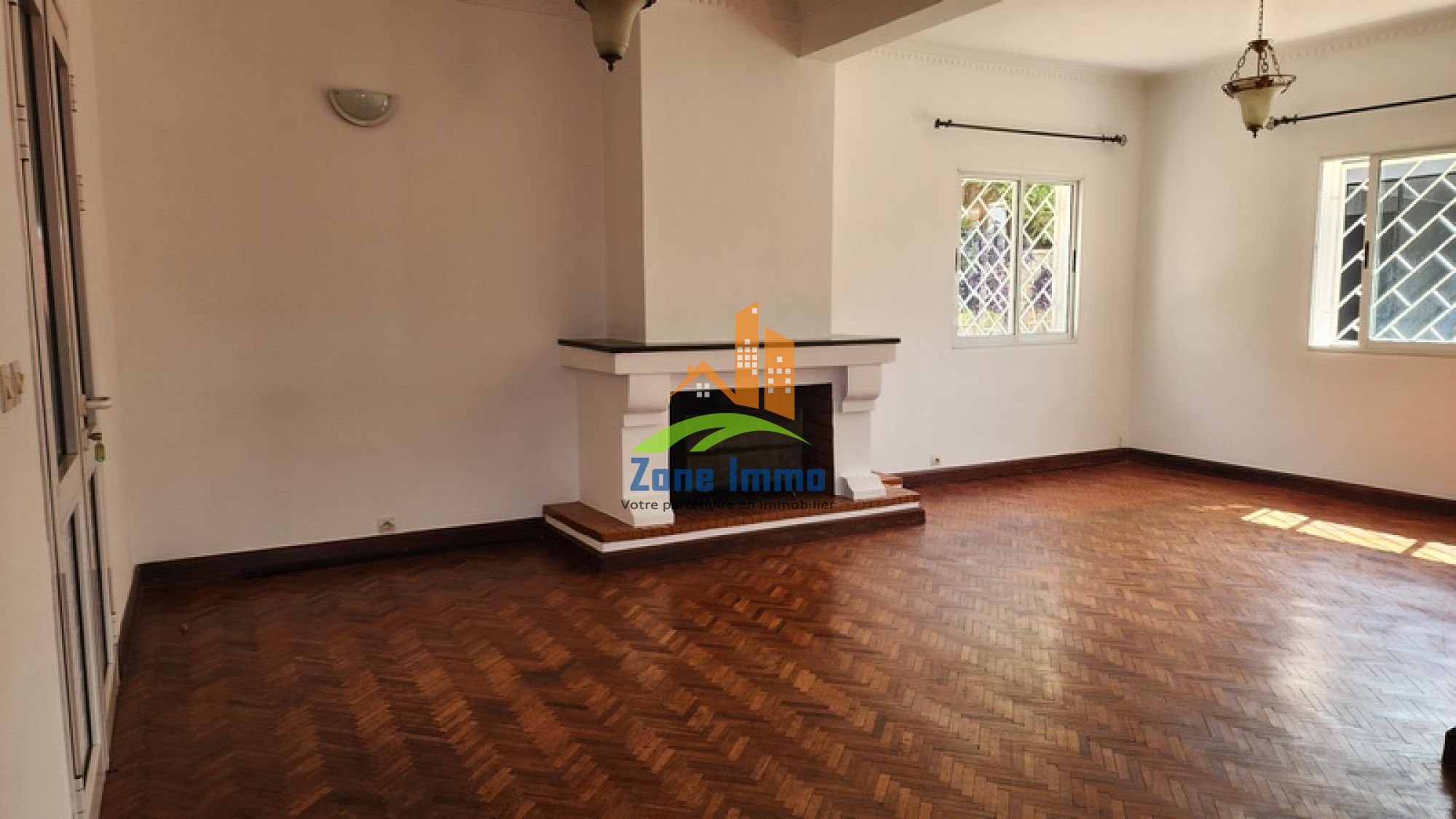 https://www.zoneimmo-mada.com/uploads/2024/12/17/a-louer-villa-f4-a-05-minutes-a-pied-mahakaka-ambatobe-1740984694_1_41449_large.jpg