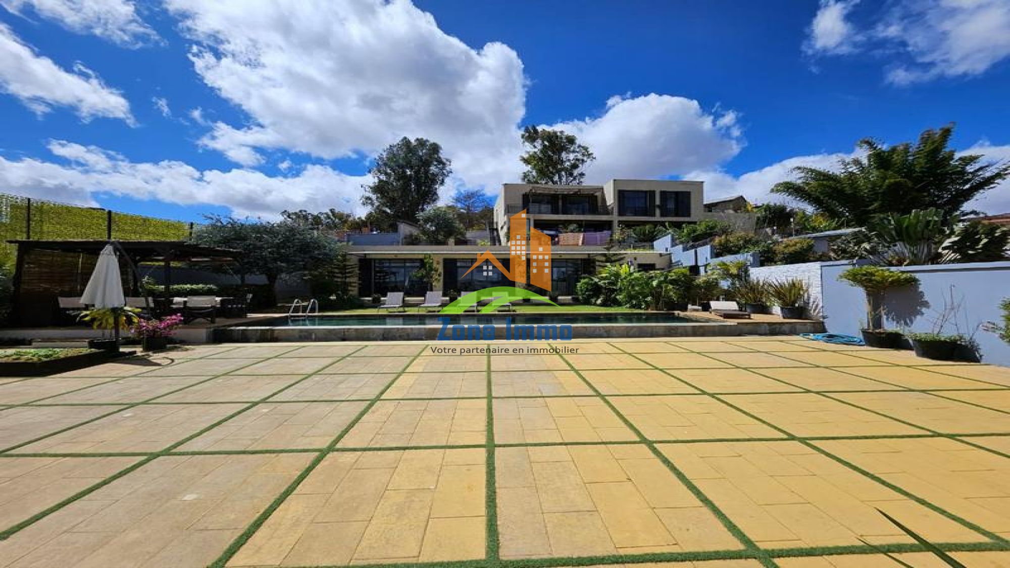 https://www.zoneimmo-mada.com/uploads/2024/12/23/a-vendre-villa-a-etage-f5-avec-piscine-a-ambatobe-1734935866_1_71131_large.jpg