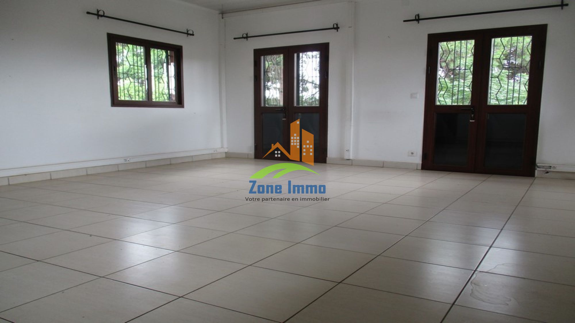https://www.zoneimmo-mada.com/uploads/2025/01/27/a-louer-maison-a-etages-f16-a-usage-professionnel-a-ampasanimalo-1737963848_1_72609_large.jpg