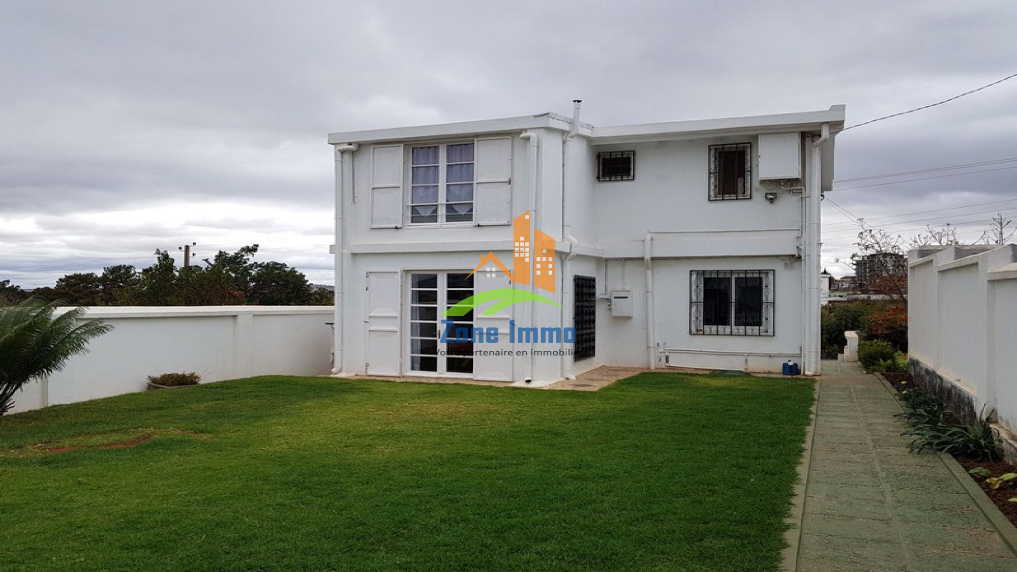 https://www.zoneimmo-mada.com/uploads/2025/02/18/a-vendre-belle-villa-a-etage-f4-sur-400m-de-terrain-a-mahazoarivo-1739856980_1_33730_large.jpg