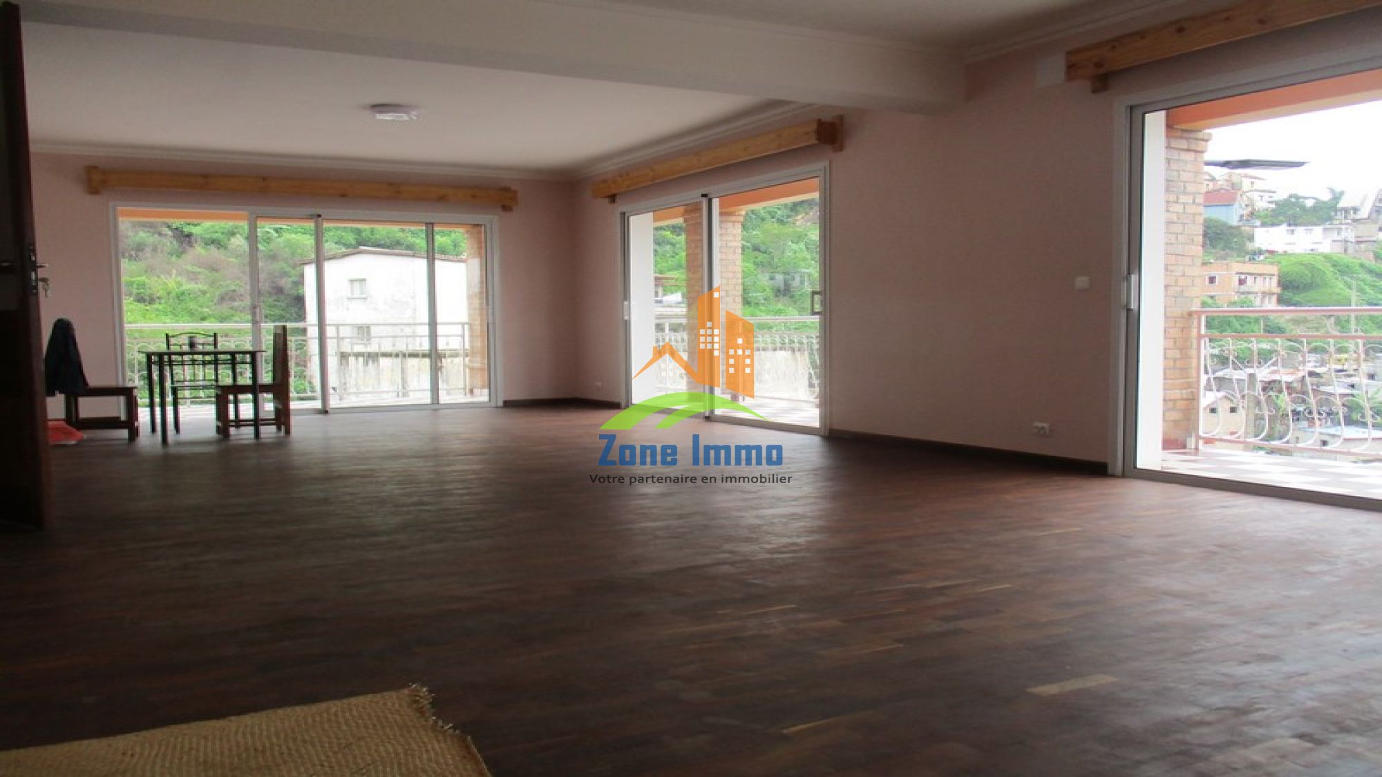 https://www.zoneimmo-mada.com/uploads/2025/02/22/a-louer-appartements-t4-nus-ou-meubles-a-usage-mixte-a-ambanidia-1759394357_1_39687_large.jpg