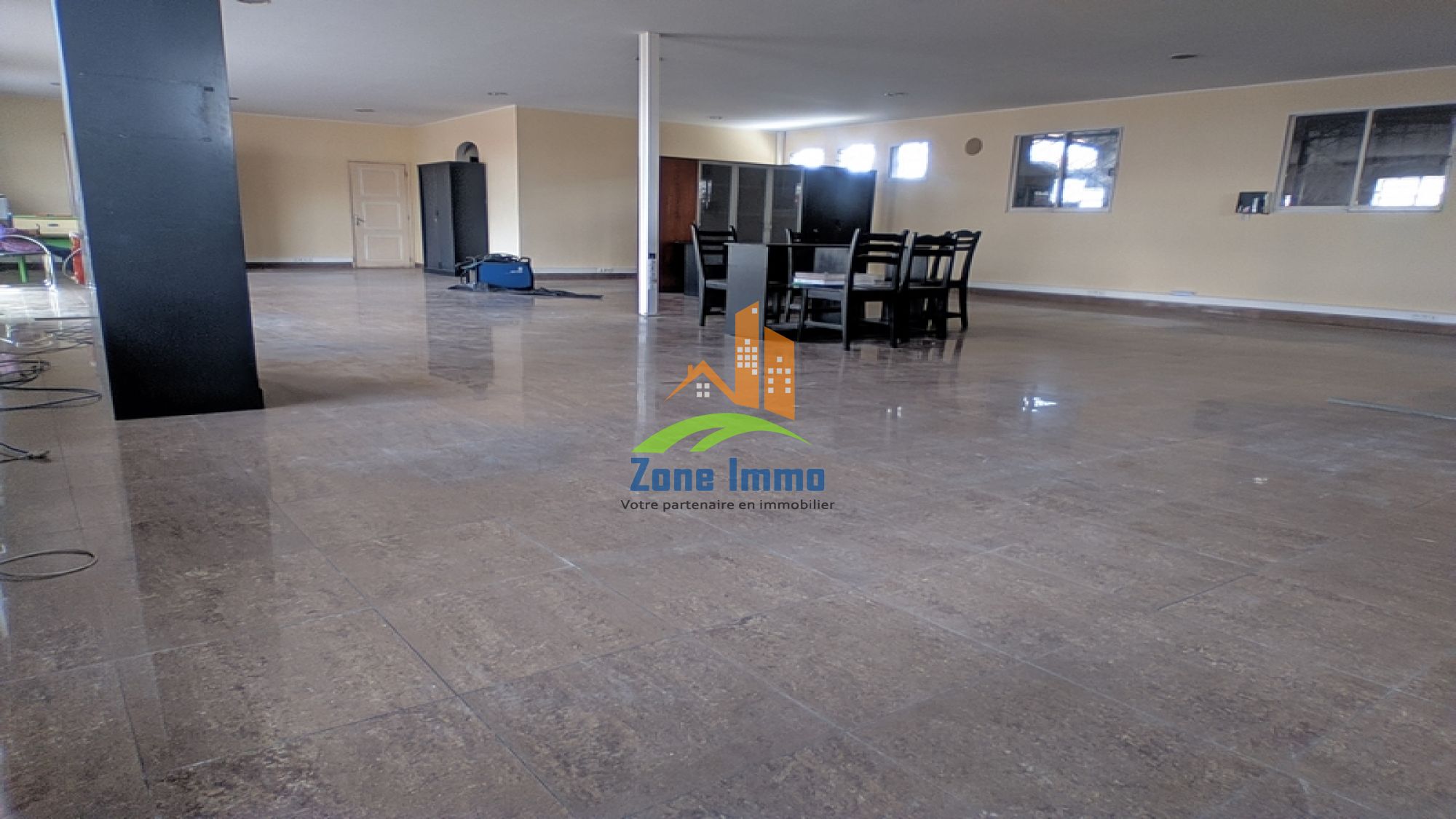 https://www.zoneimmo-mada.com/uploads/2025/02/24/a-louer-locaux-de-160m-et-de-170m2-au-choix-au-bdr-a-andraharo-1740493830_1_37297_large.jpg
