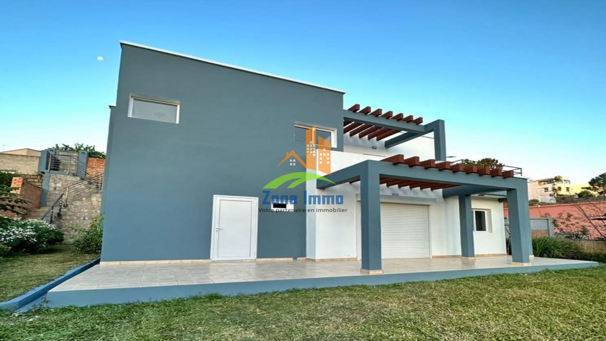 https://www.zoneimmo-mada.com/uploads/2025/03/15/a-louer-belle-villa-a-etage-f5-a-10-minutes-d-ambatobe-1742019019_1_15023_large.jpg