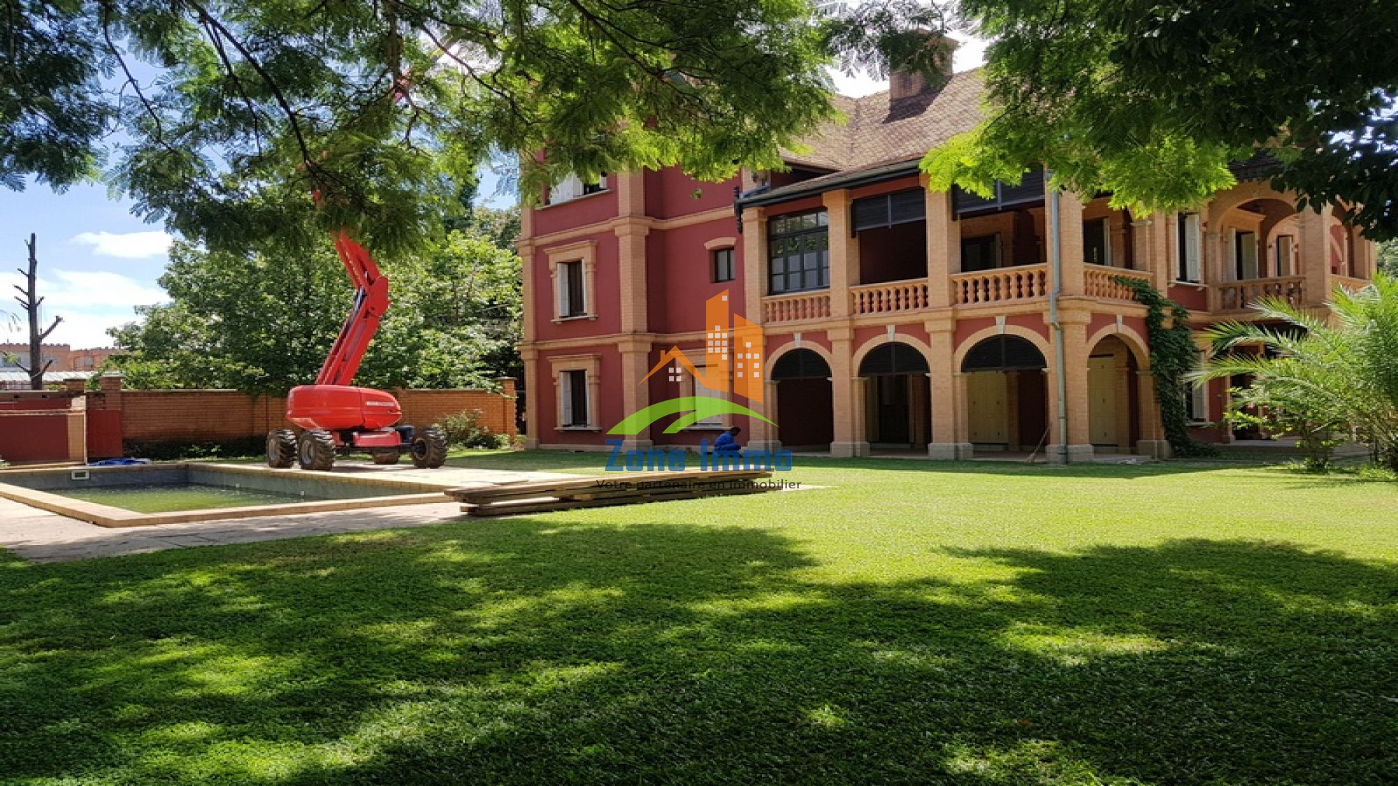 https://www.zoneimmo-mada.com/uploads/2025/03/18/a-louer-villa-f7-a-02-etages-avec-grand-jardin-et-pisc-ankorondrano-1742306620_1_37117_large.jpg