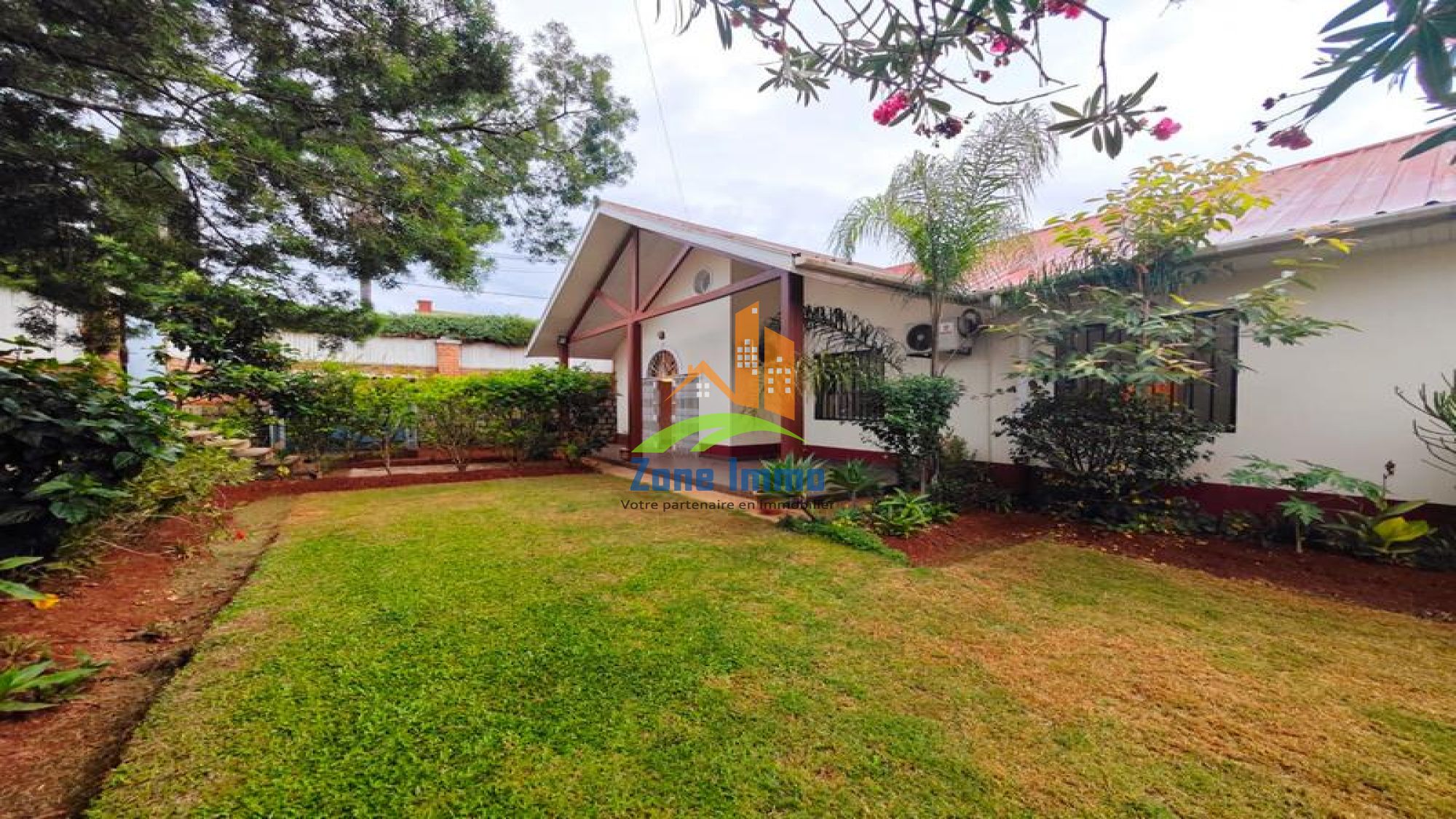 https://www.zoneimmo-mada.com/uploads/2025/03/27/a-louer-villa-basse-f4-f5-avec-jardin-a-pied-du-lft-a-ambatobe-1743055972_1_41138_large.jpeg
