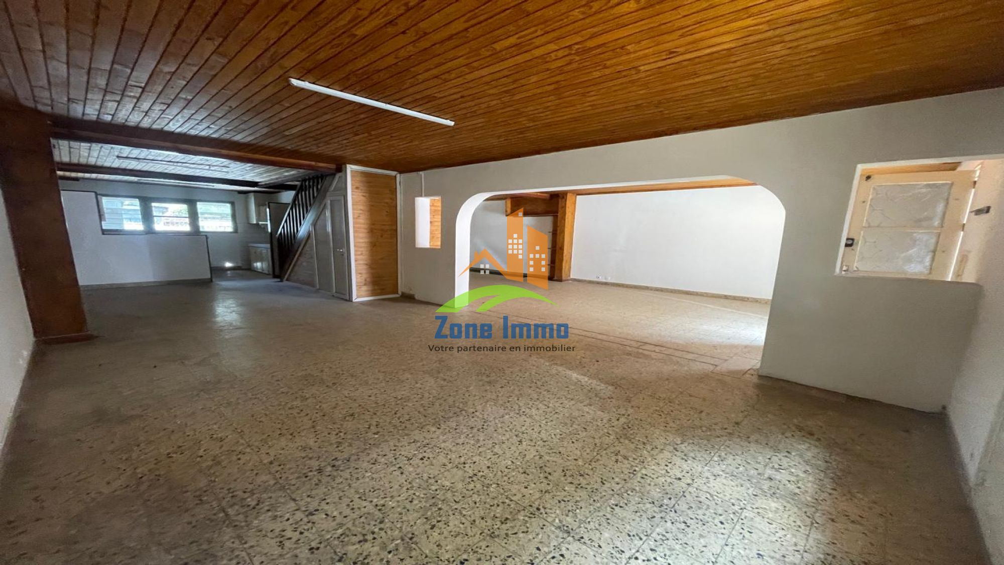 https://www.zoneimmo-mada.com/uploads/2025/04/03/a-louer-grand-appartement-t5-securise-a-tanjombato-1743684325_1_97780_large.jpg