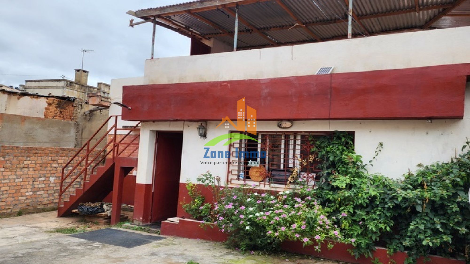https://www.zoneimmo-mada.com/uploads/2025/04/03/a-vendre-propriete-de-400m-avec-02-maisons-a-alarobia-pres-amboniloha-1743704948_1_38811_large.jpg