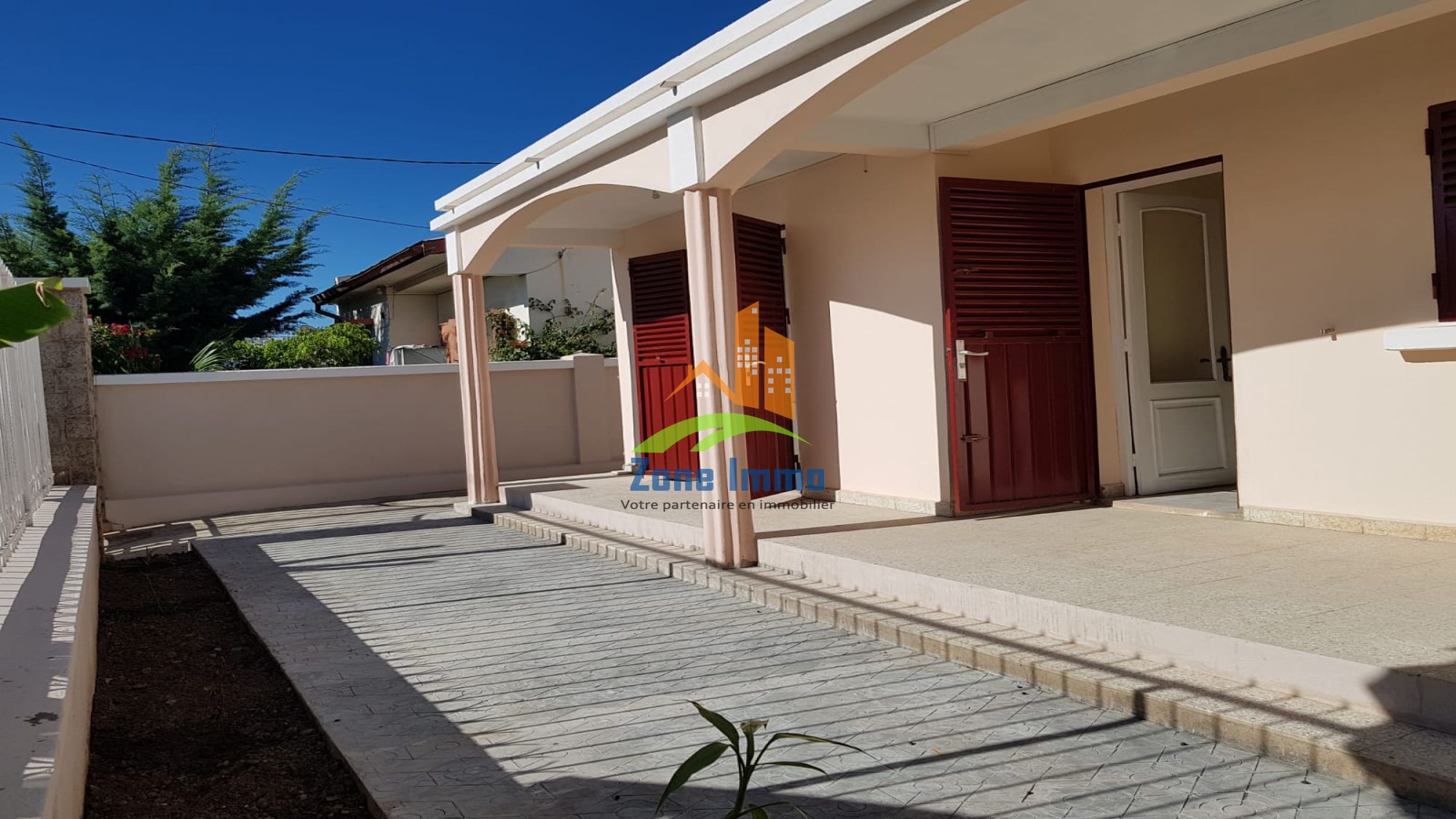 https://www.zoneimmo-mada.com/uploads/2025/04/16/a-louer-jolie-maison-basse-f3-securisee-mandrimena-1744789917_1_94029_large.jpg