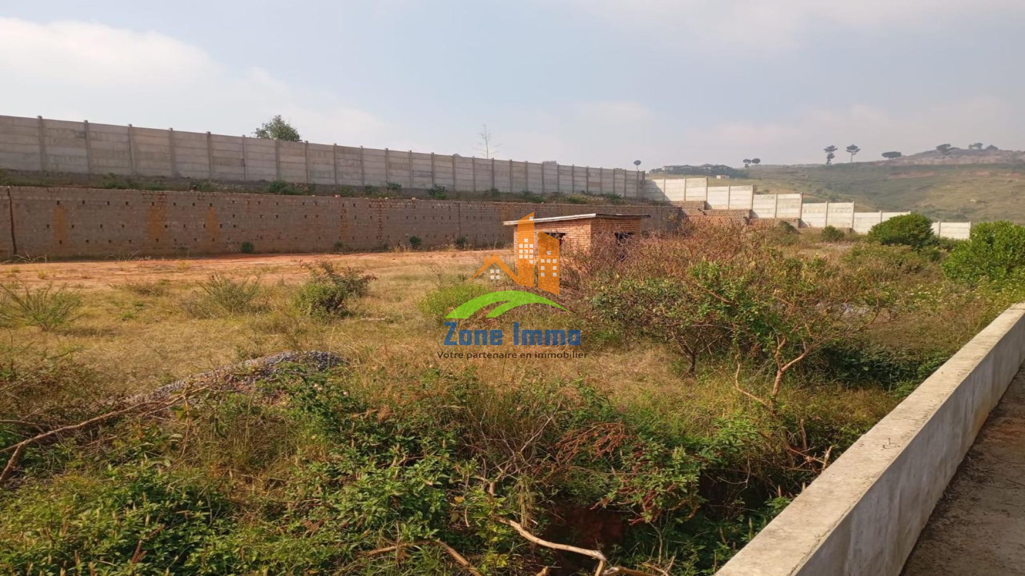 https://www.zoneimmo-mada.com/uploads/2025/04/16/a-vendre-terrains-de-4-000m-et-de-6-000m-clotures-a-ambohijanaka-1744790662_1_84567_large.jpg