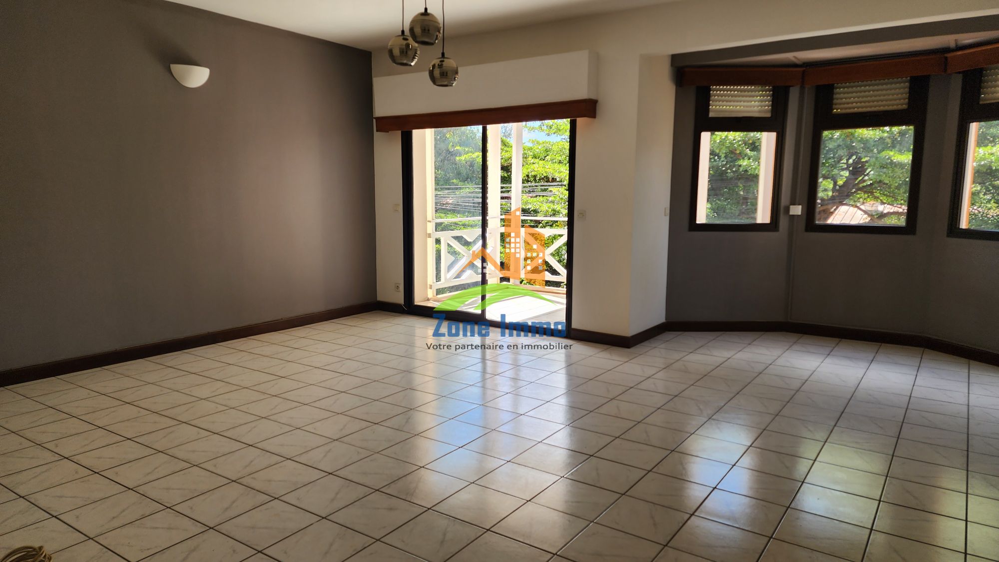 https://www.zoneimmo-mada.com/uploads/2025/04/18/a-louer-appartement-t3-de-100m2-avec-terrasse-a-pieds-ambatobe-1744977159_1_9233_large.jpg