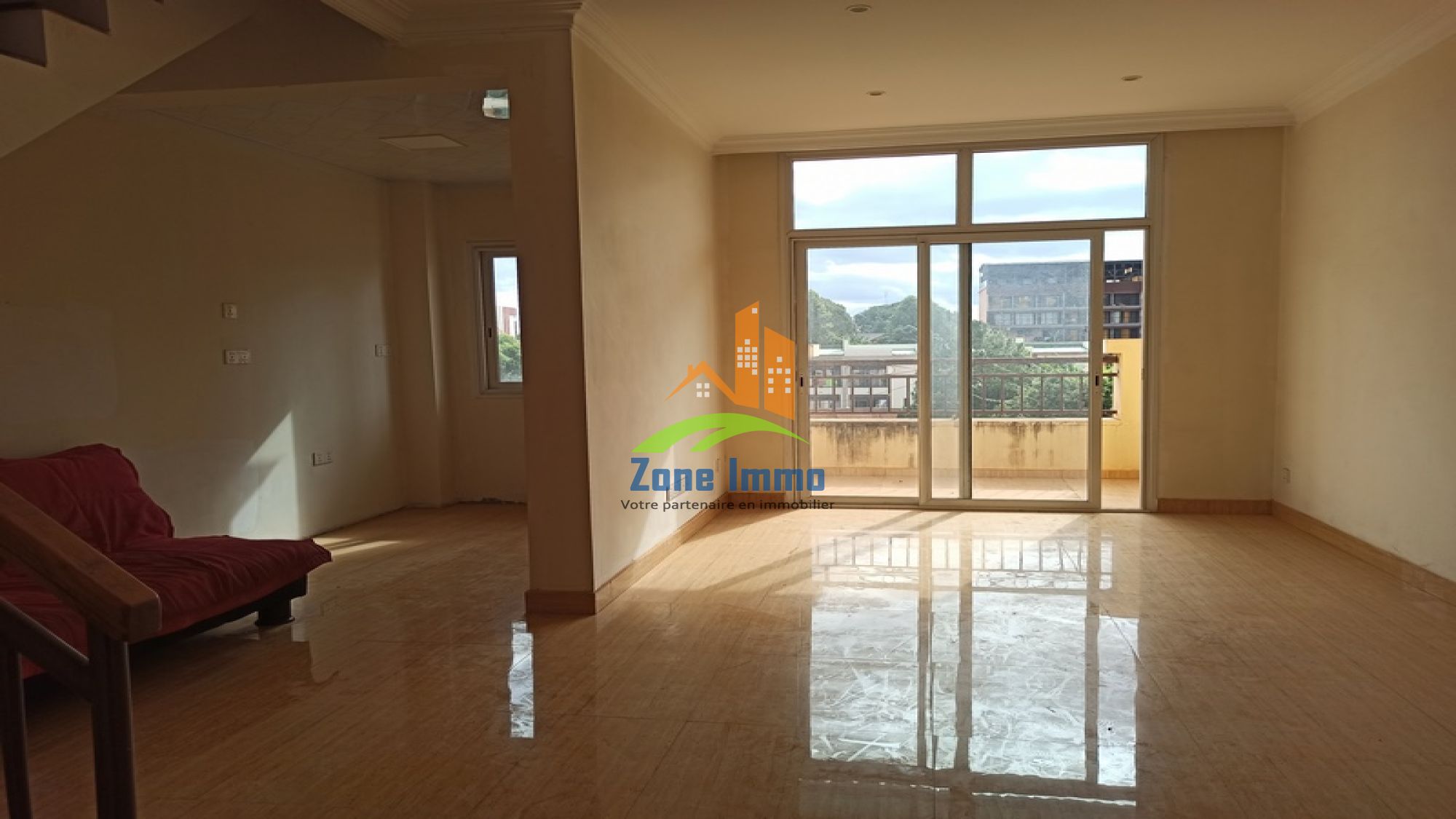 https://www.zoneimmo-mada.com/uploads/2025/05/09/a-vendre-appartement-t5-de-125m-en-duplex-a-08-minutes-a-pied-ambatobe-1746775479_1_33146_large.jpg