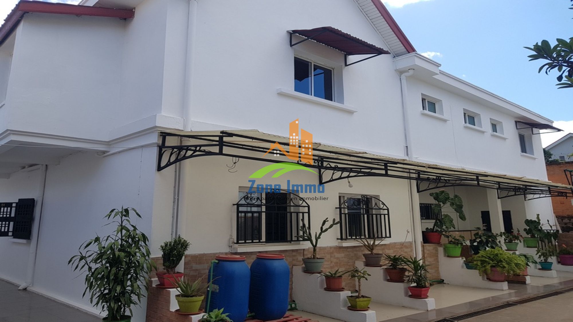 https://www.zoneimmo-mada.com/uploads/2025/05/15/a-louer-villa-a-etage-f7-avec-jardin-meublee-ou-nue-pres-ambatobe-1751894298_1_45484_large.jpg