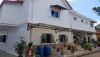 https://www.zoneimmo-mada.com/uploads/2025/05/15/a-louer-villa-a-etage-f7-avec-jardin-meublee-ou-nue-pres-ambatobe-1751894298_1_45484_medium.jpg
