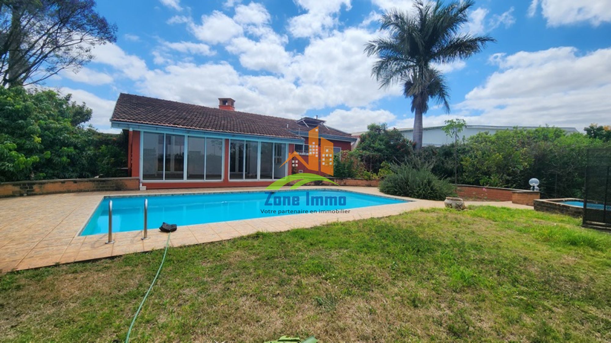 https://www.zoneimmo-mada.com/uploads/2025/05/16/a-louer-villa-basse-f4-avec-piscine-et-grand-jardin-a-tanjombato-1760807599_1_91765_large.jpg